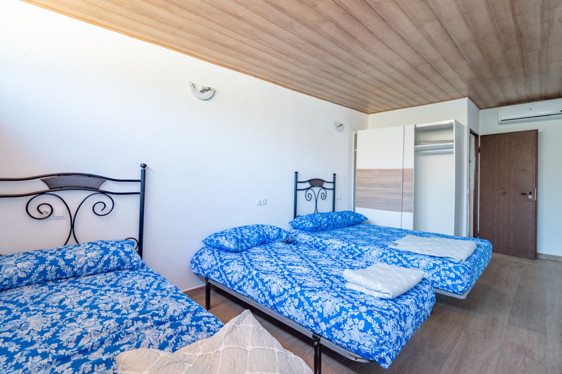 Discover this exceptional property located in a privileged natural environment, just a few minutes from the urban centre of Estación de Cártama. A unique opportunity both to enjoy a house surrounded by nature and to invest in a neg