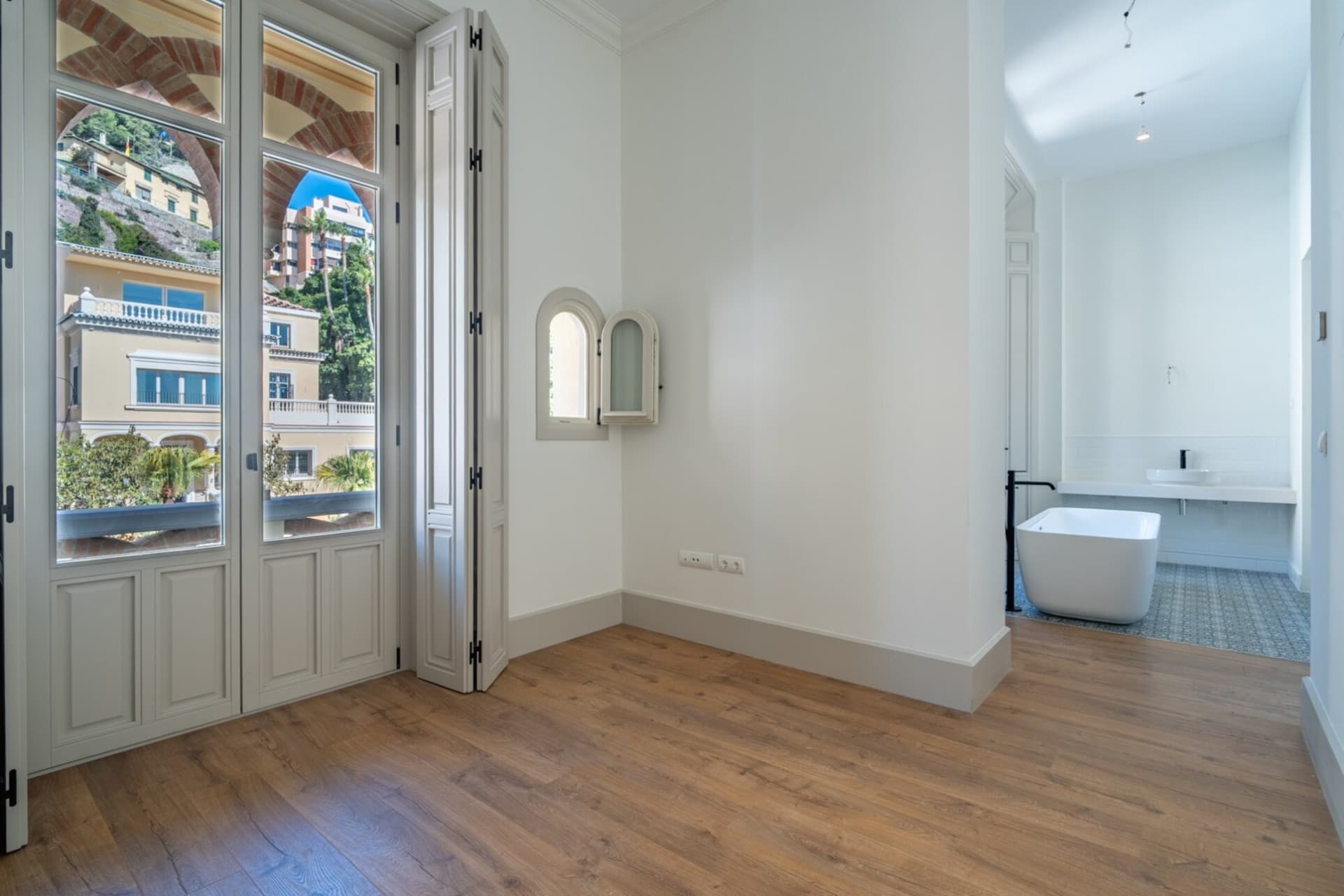 Exclusive luxury duplex in the historic palace of the Paseo de Sancha Discover a unique home in Malaga: a spectacular luxury duplex, completely renovated, located in a majestic palace of the early twentieth century designed by the renowned arqu