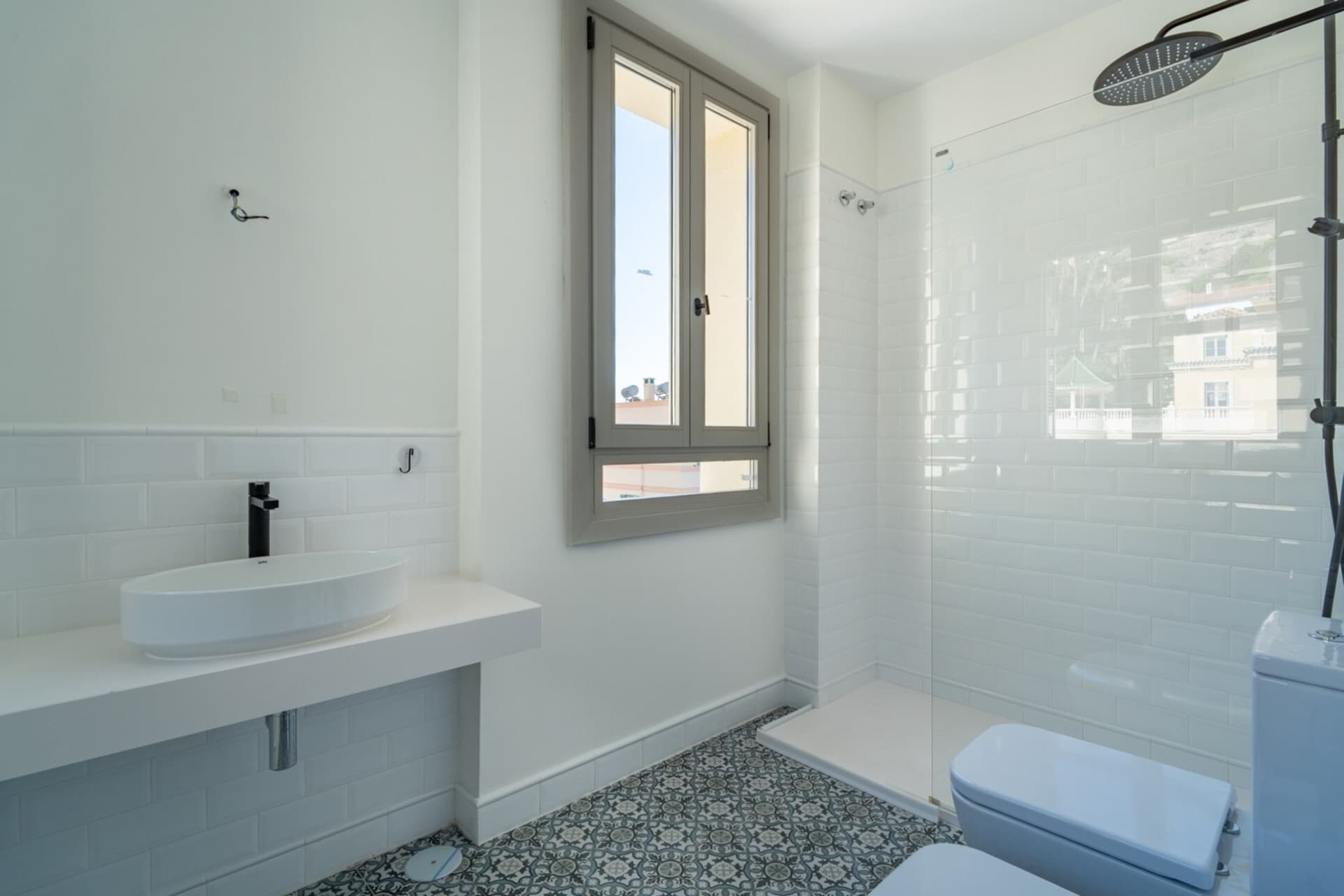 Exclusive luxury duplex in the historic palace of the Paseo de Sancha Discover a unique home in Malaga: a spectacular luxury duplex, completely renovated, located in a majestic palace of the early twentieth century designed by the renowned arqu