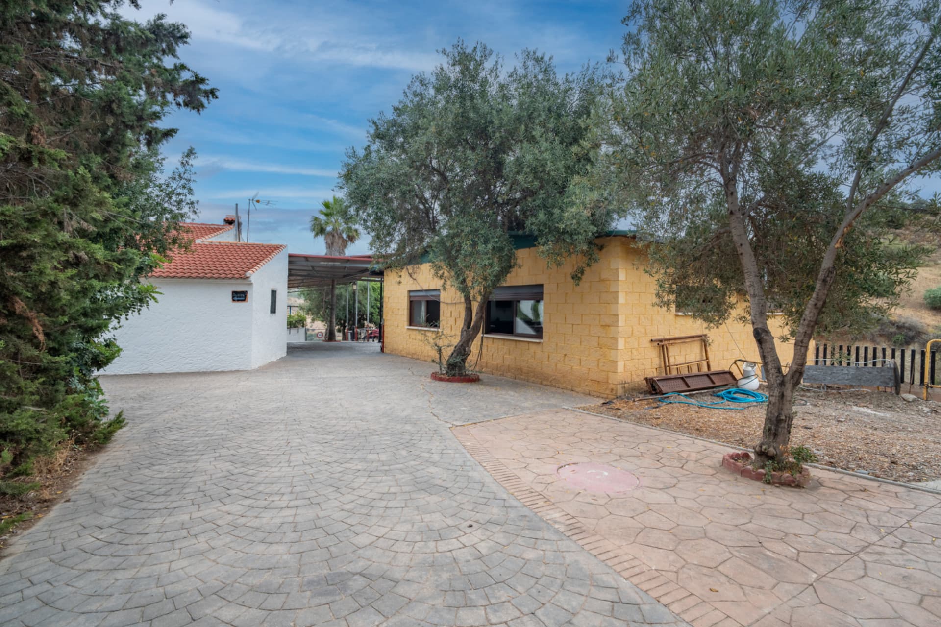 Discover this magnificent property located in a privileged setting, surrounded by nature, peace, and absolute privacy, just a few minutes from Santa Rosalía - Maqueda.