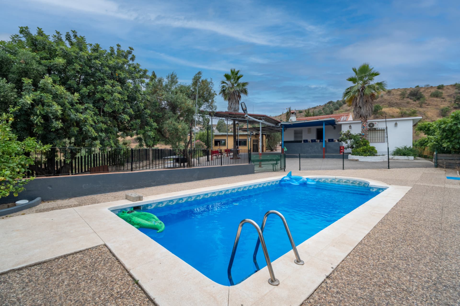 Discover this magnificent property located in a privileged setting, surrounded by nature, peace, and absolute privacy, just a few minutes from Santa Rosalía - Maqueda.