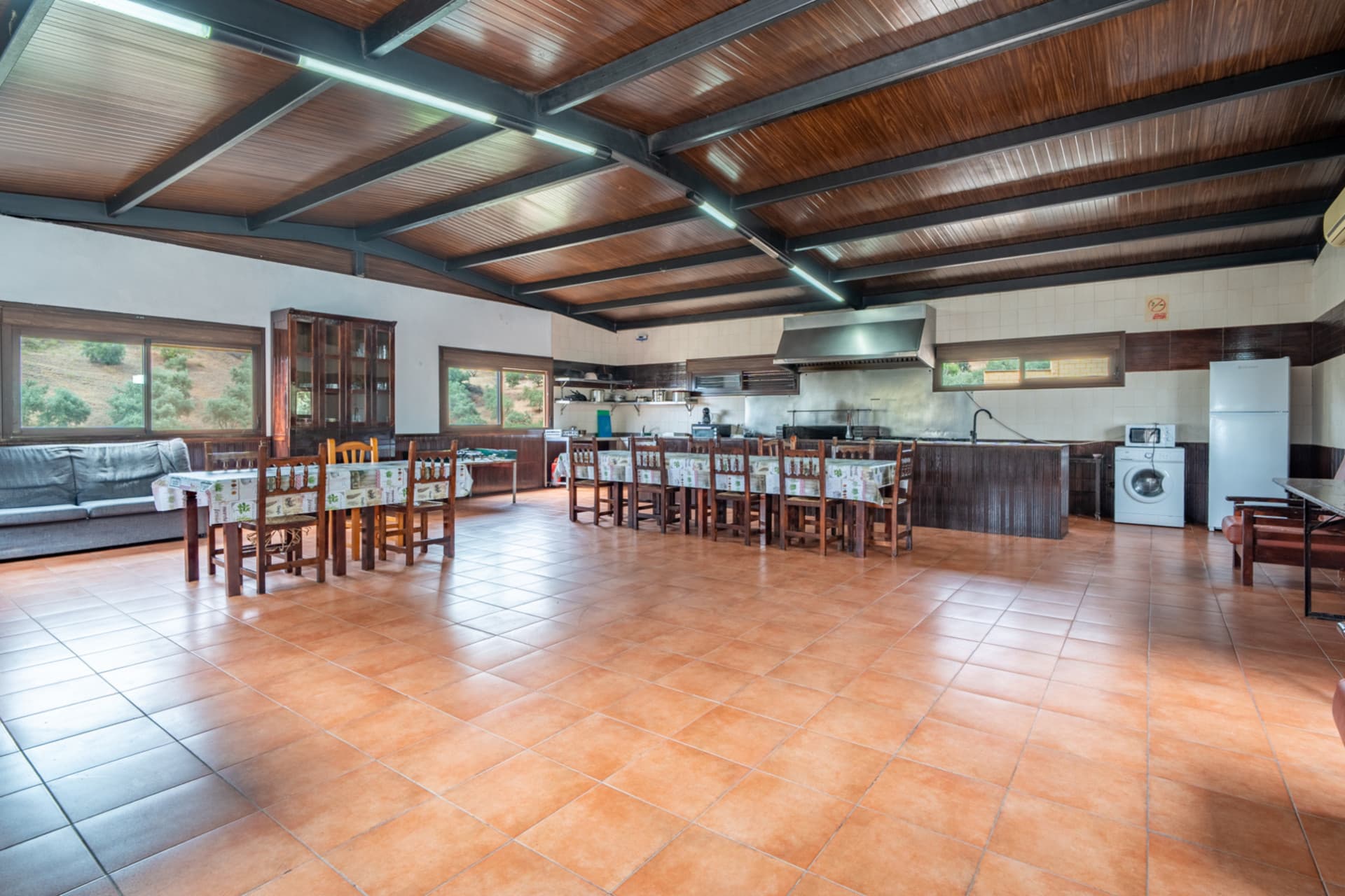 Discover this magnificent property located in a privileged setting, surrounded by nature, peace, and absolute privacy, just a few minutes from Santa Rosalía - Maqueda.