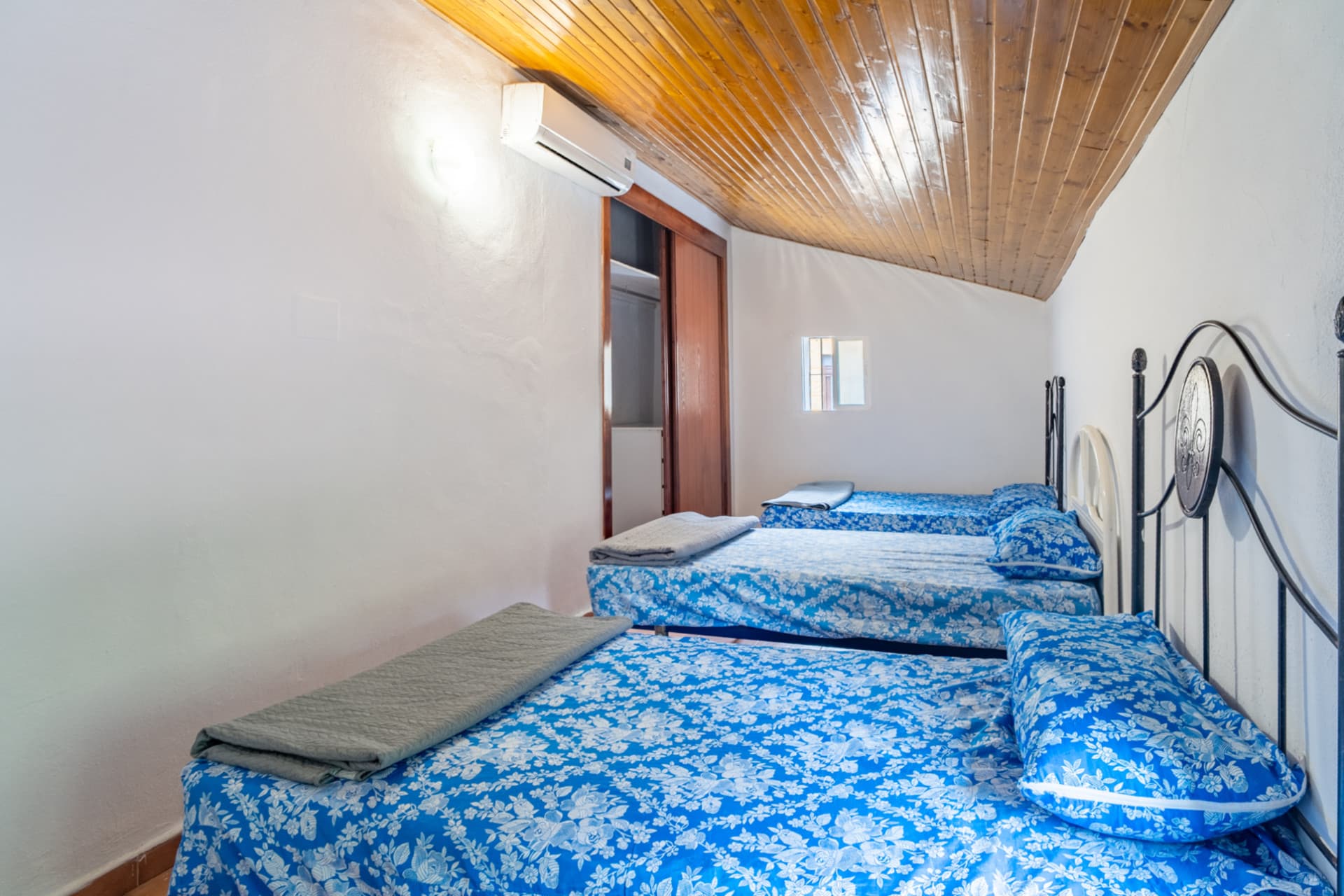 Discover this magnificent property located in a privileged setting, surrounded by nature, peace, and absolute privacy, just a few minutes from Santa Rosalía - Maqueda.