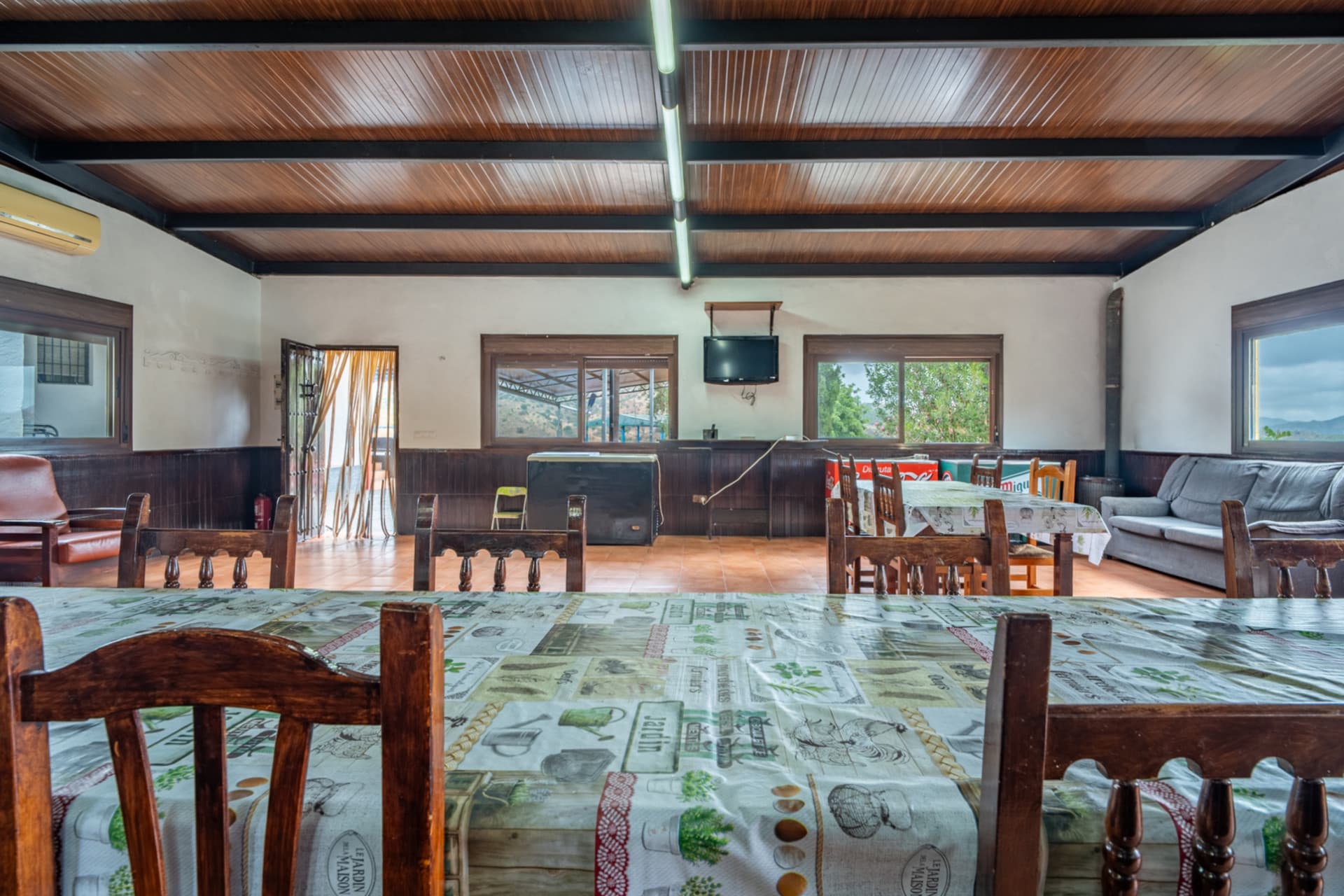Discover this magnificent property located in a privileged setting, surrounded by nature, peace, and absolute privacy, just a few minutes from Santa Rosalía - Maqueda.