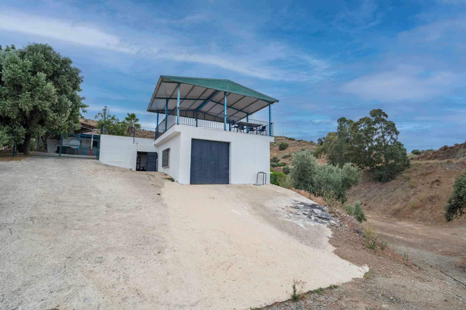 Discover this magnificent property located in a privileged setting, surrounded by nature, peace, and absolute privacy, just a few minutes from Santa Rosalía - Maqueda.