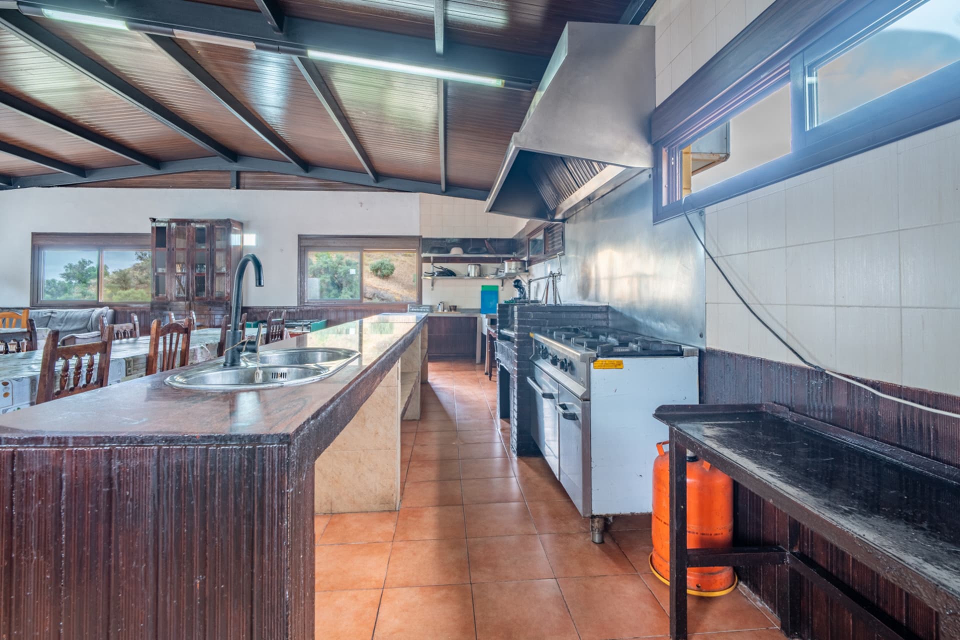 Discover this magnificent property located in a privileged setting, surrounded by nature, peace, and absolute privacy, just a few minutes from Santa Rosalía - Maqueda.