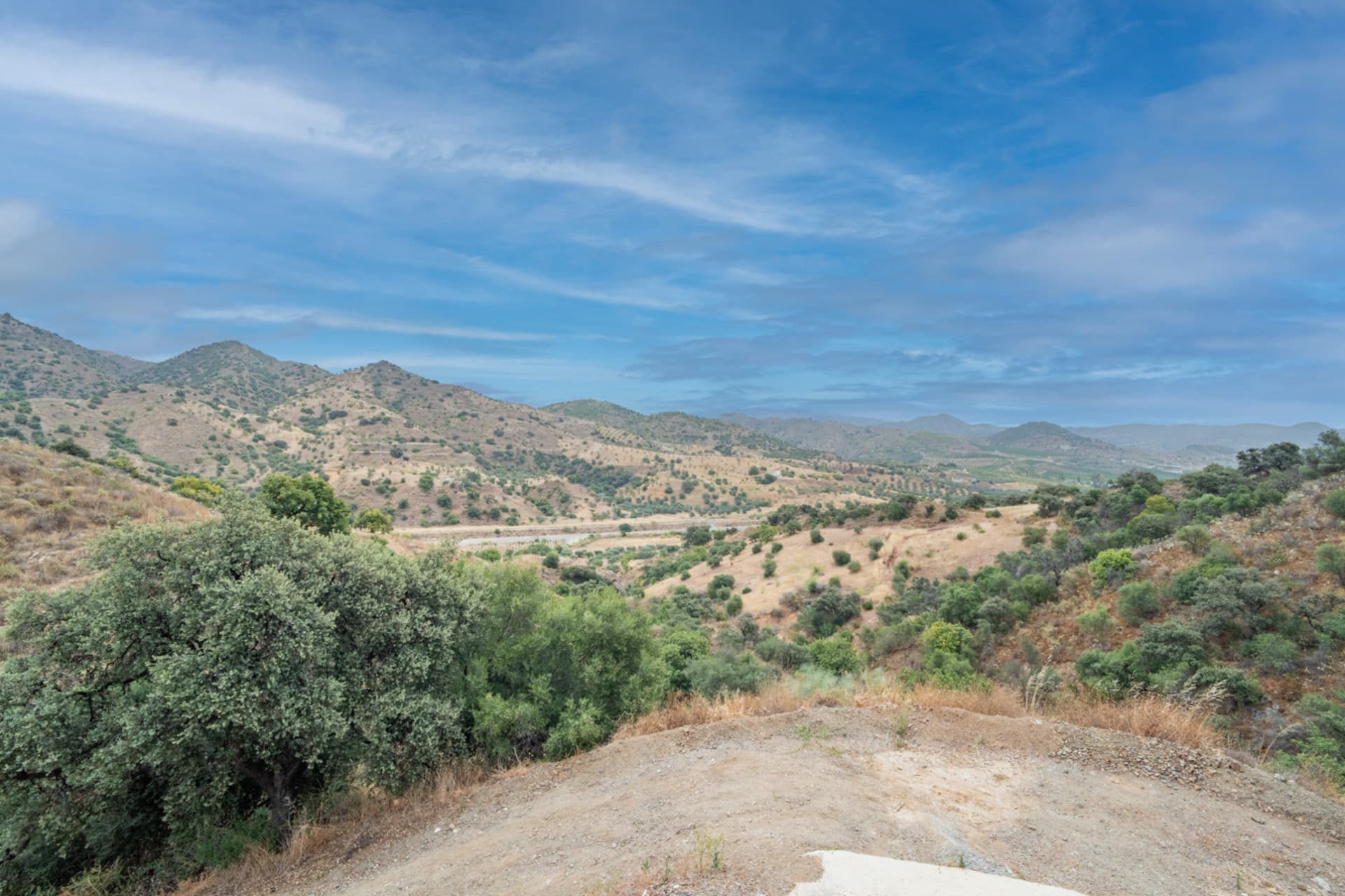 Discover this magnificent property located in a privileged setting, surrounded by nature, peace, and absolute privacy, just a few minutes from Santa Rosalía - Maqueda.