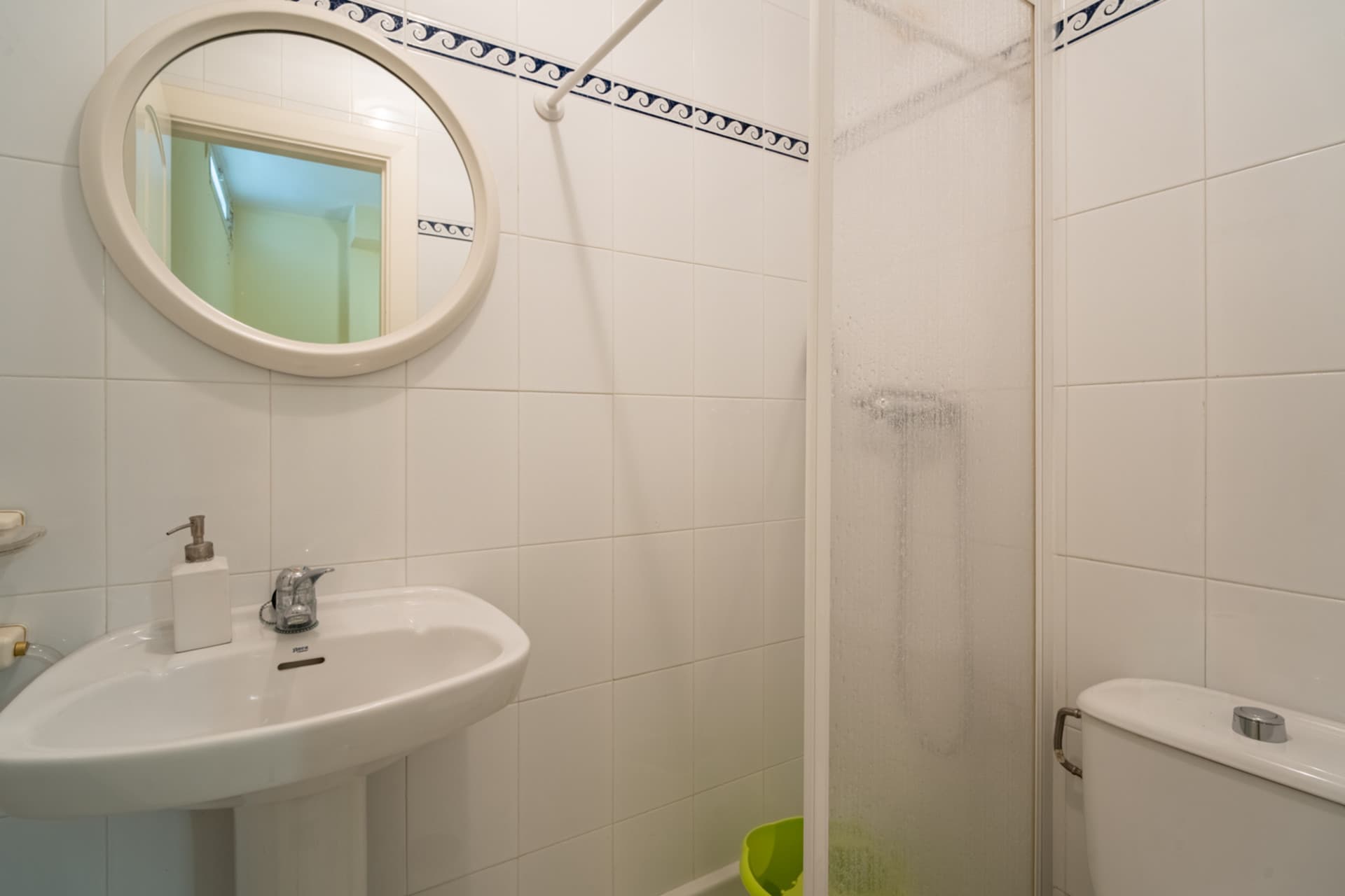 We present you this magnificent 353 m2 townhouse built, located in one of the most demanded residential areas of Parque Clavero, within a enclosed enclosure with gardens and communal pool, perfect to enjoy a tranquil environment