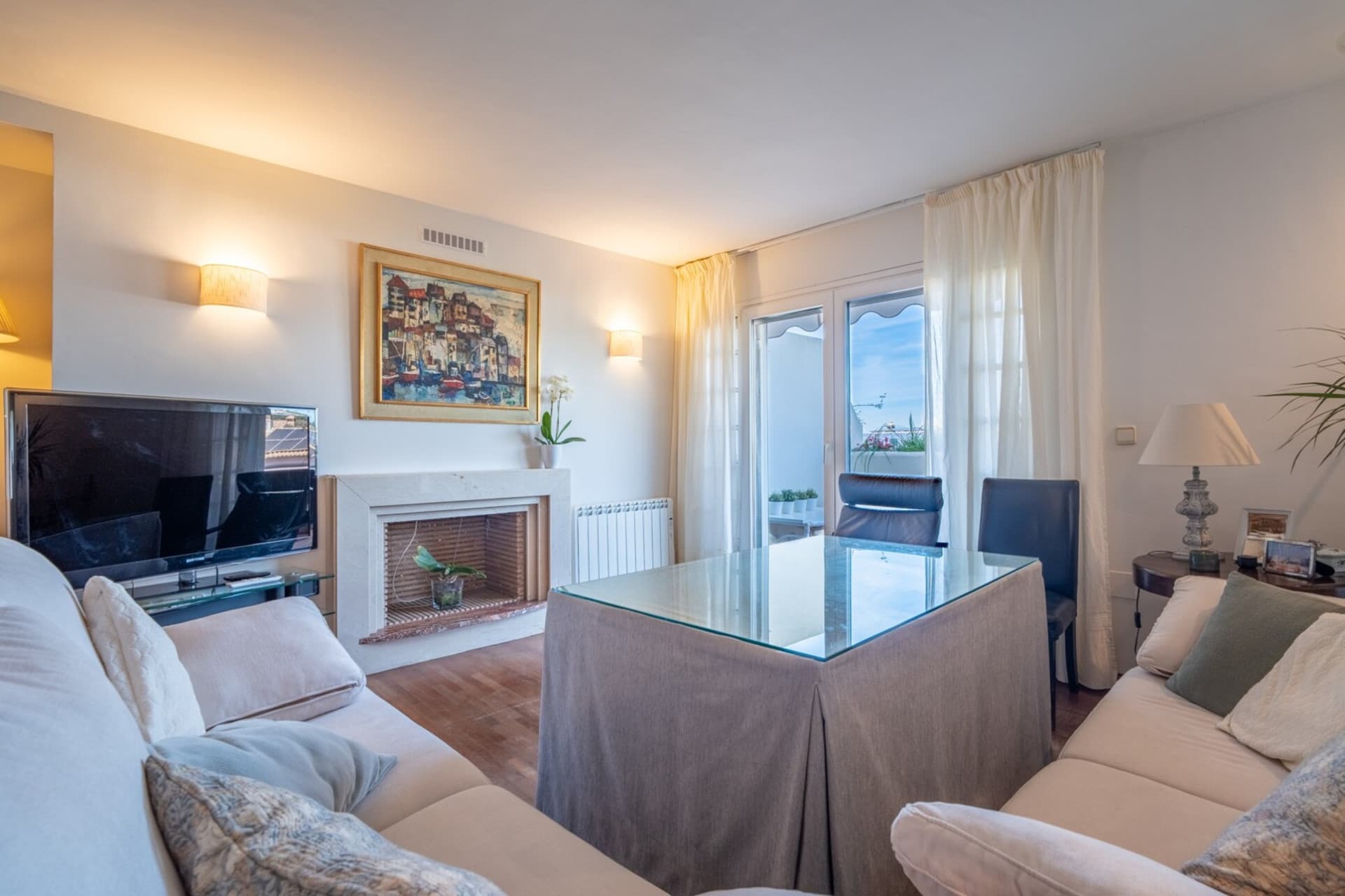 We present you this magnificent 353 m2 townhouse built, located in one of the most demanded residential areas of Parque Clavero, within a enclosed enclosure with gardens and communal pool, perfect to enjoy a tranquil environment