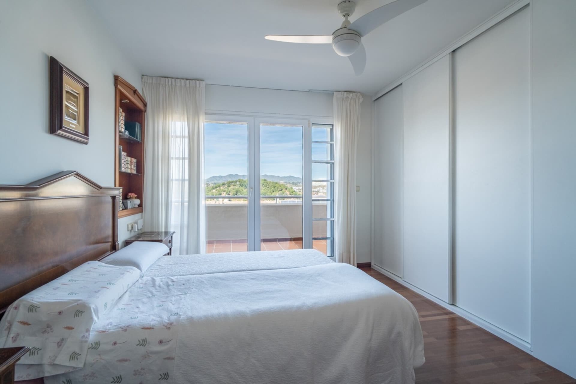 We present you this magnificent 353 m2 townhouse built, located in one of the most demanded residential areas of Parque Clavero, within a enclosed enclosure with gardens and communal pool, perfect to enjoy a tranquil environment
