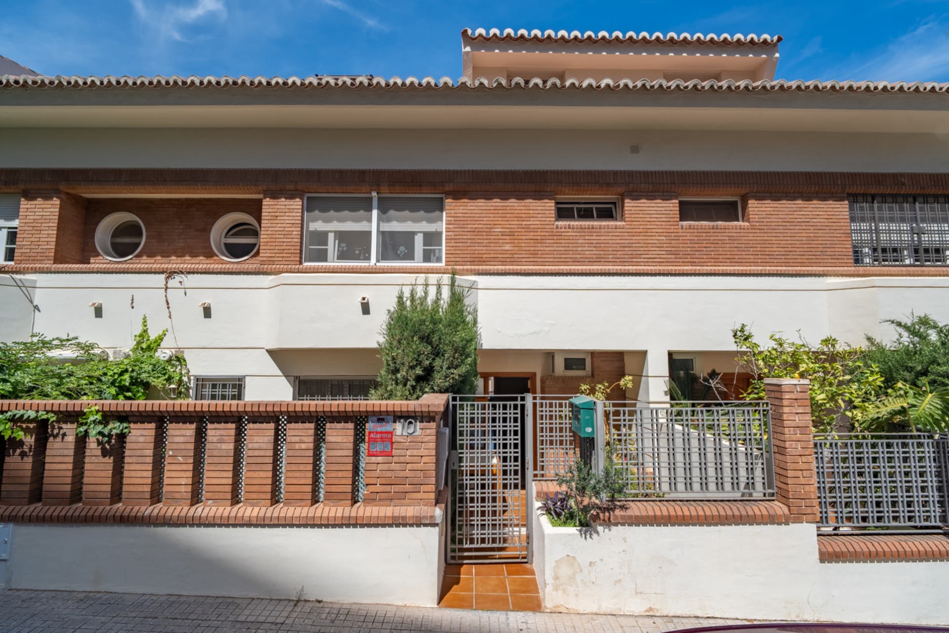 We present you this magnificent 353 m2 townhouse built, located in one of the most demanded residential areas of Parque Clavero, within a enclosed enclosure with gardens and communal pool, perfect to enjoy a tranquil environment