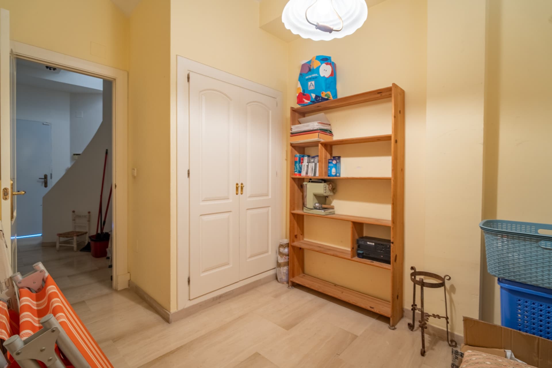 We present you this magnificent 353 m2 townhouse built, located in one of the most demanded residential areas of Parque Clavero, within a enclosed enclosure with gardens and communal pool, perfect to enjoy a tranquil environment
