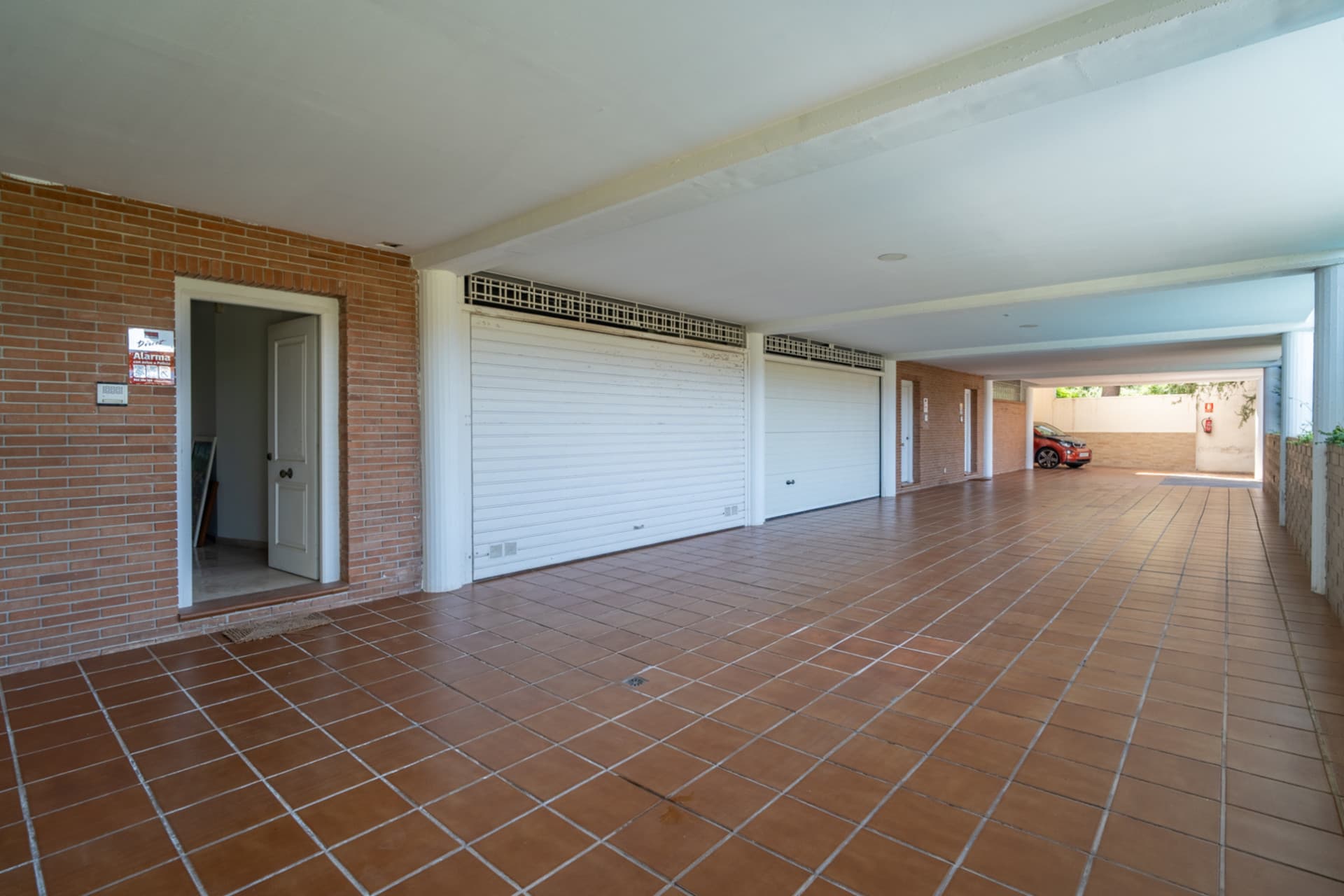 We present you this magnificent 353 m2 townhouse built, located in one of the most demanded residential areas of Parque Clavero, within a enclosed enclosure with gardens and communal pool, perfect to enjoy a tranquil environment