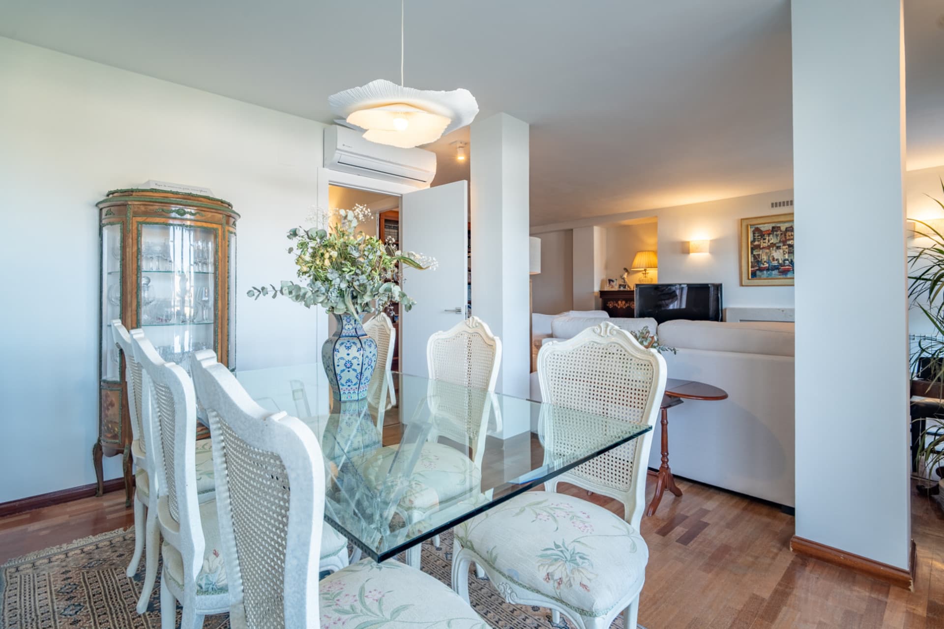 We present you this magnificent 353 m2 townhouse built, located in one of the most demanded residential areas of Parque Clavero, within a enclosed enclosure with gardens and communal pool, perfect to enjoy a tranquil environment