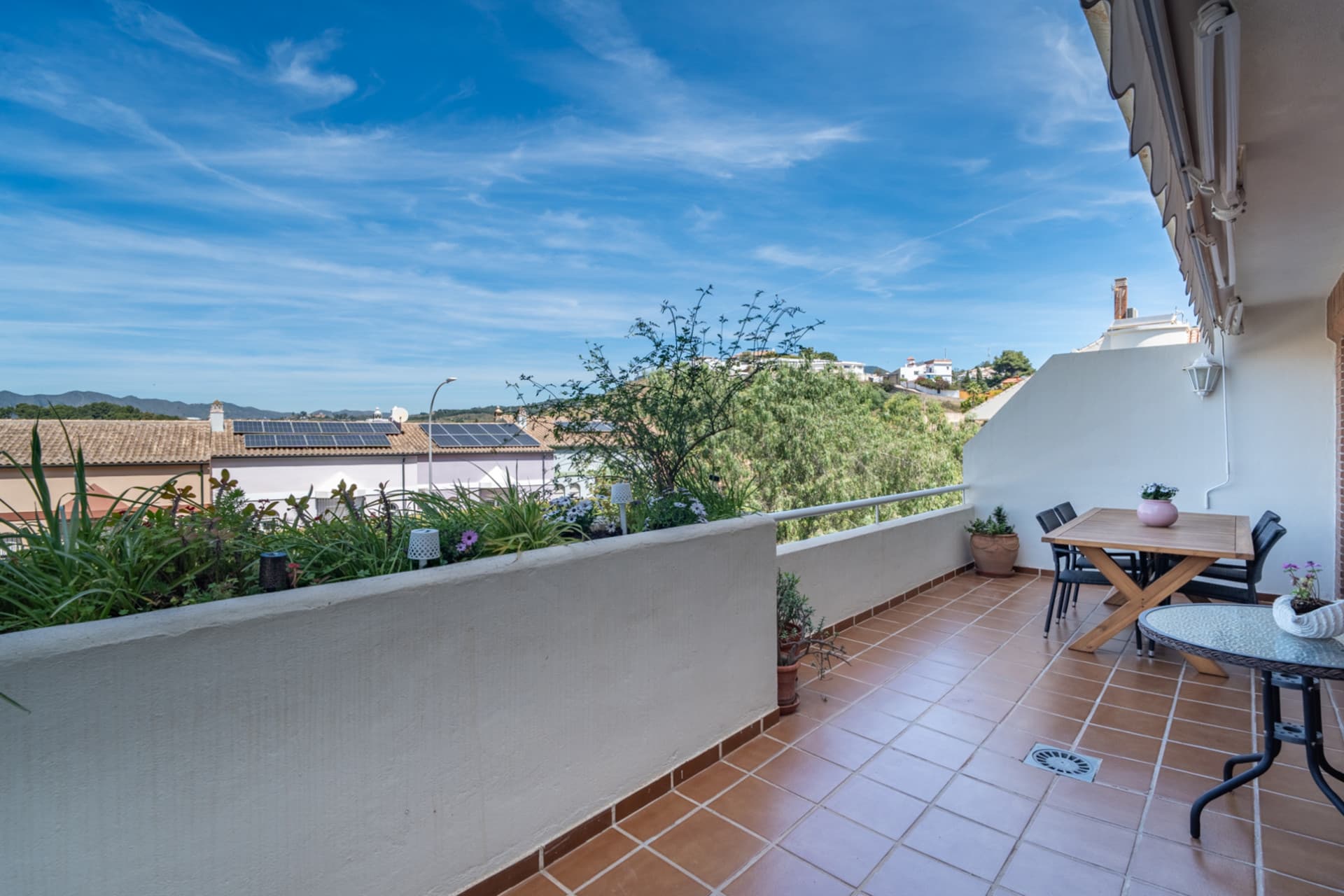 We present you this magnificent 353 m2 townhouse built, located in one of the most demanded residential areas of Parque Clavero, within a enclosed enclosure with gardens and communal pool, perfect to enjoy a tranquil environment