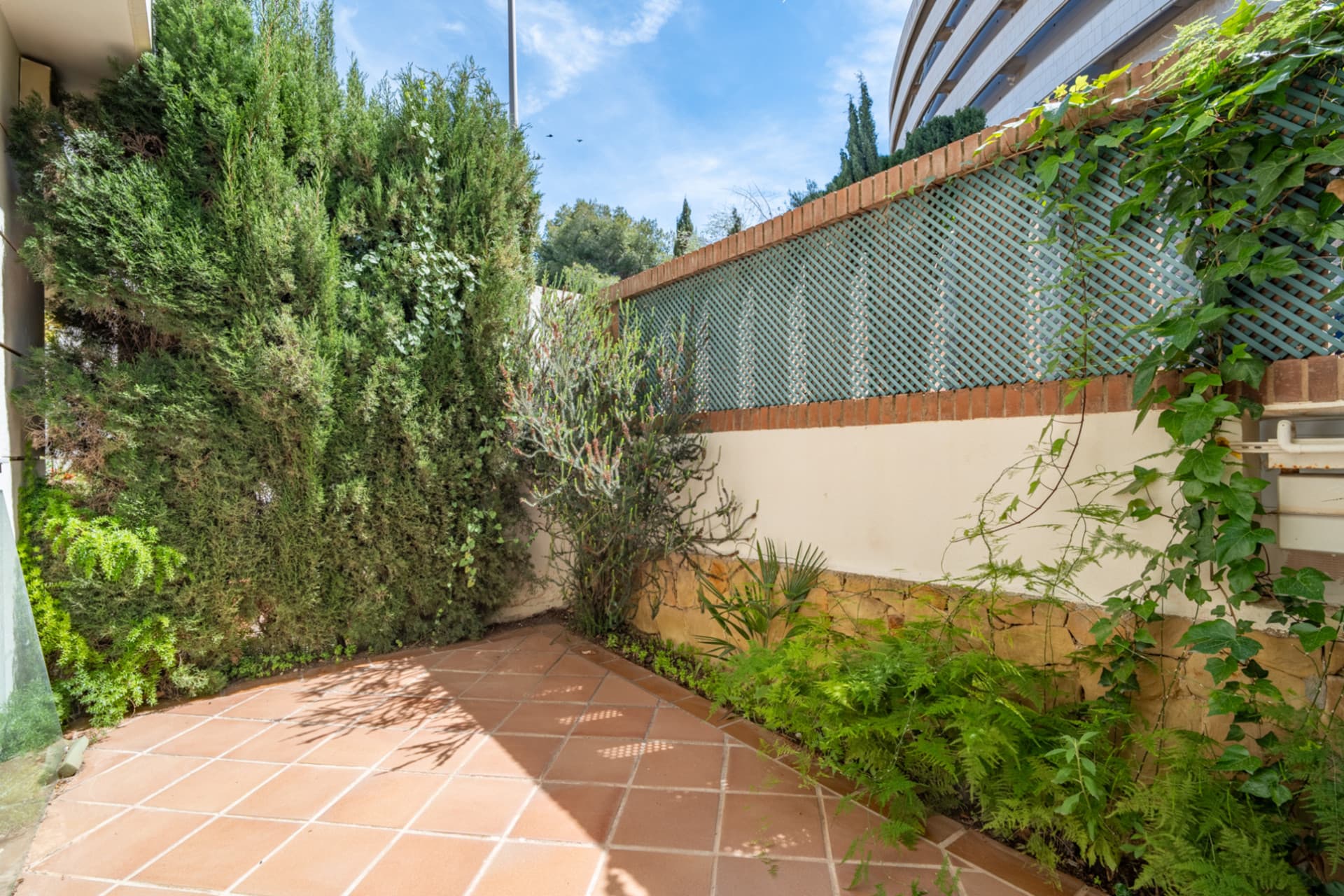 We present you this magnificent 353 m2 townhouse built, located in one of the most demanded residential areas of Parque Clavero, within a enclosed enclosure with gardens and communal pool, perfect to enjoy a tranquil environment