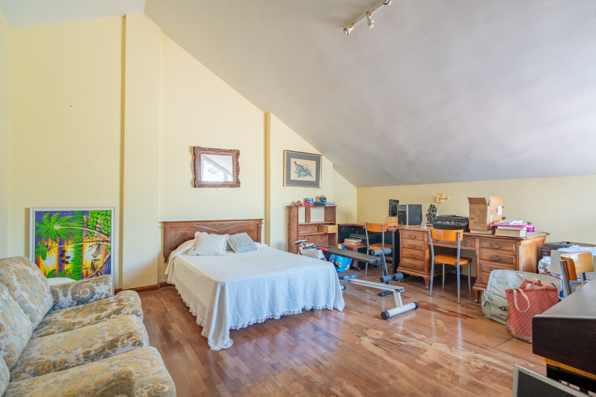 We present you this magnificent 353 m2 townhouse built, located in one of the most demanded residential areas of Parque Clavero, within a enclosed enclosure with gardens and communal pool, perfect to enjoy a tranquil environment