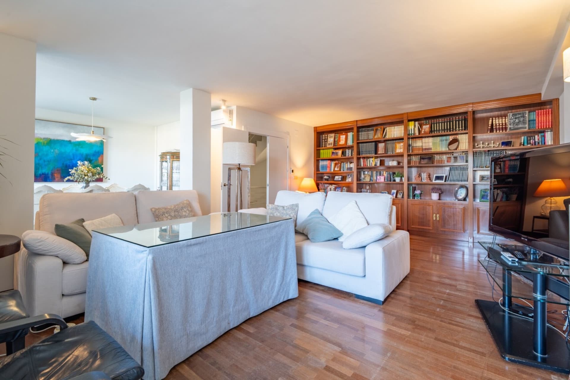 We present you this magnificent 353 m2 townhouse built, located in one of the most demanded residential areas of Parque Clavero, within a enclosed enclosure with gardens and communal pool, perfect to enjoy a tranquil environment