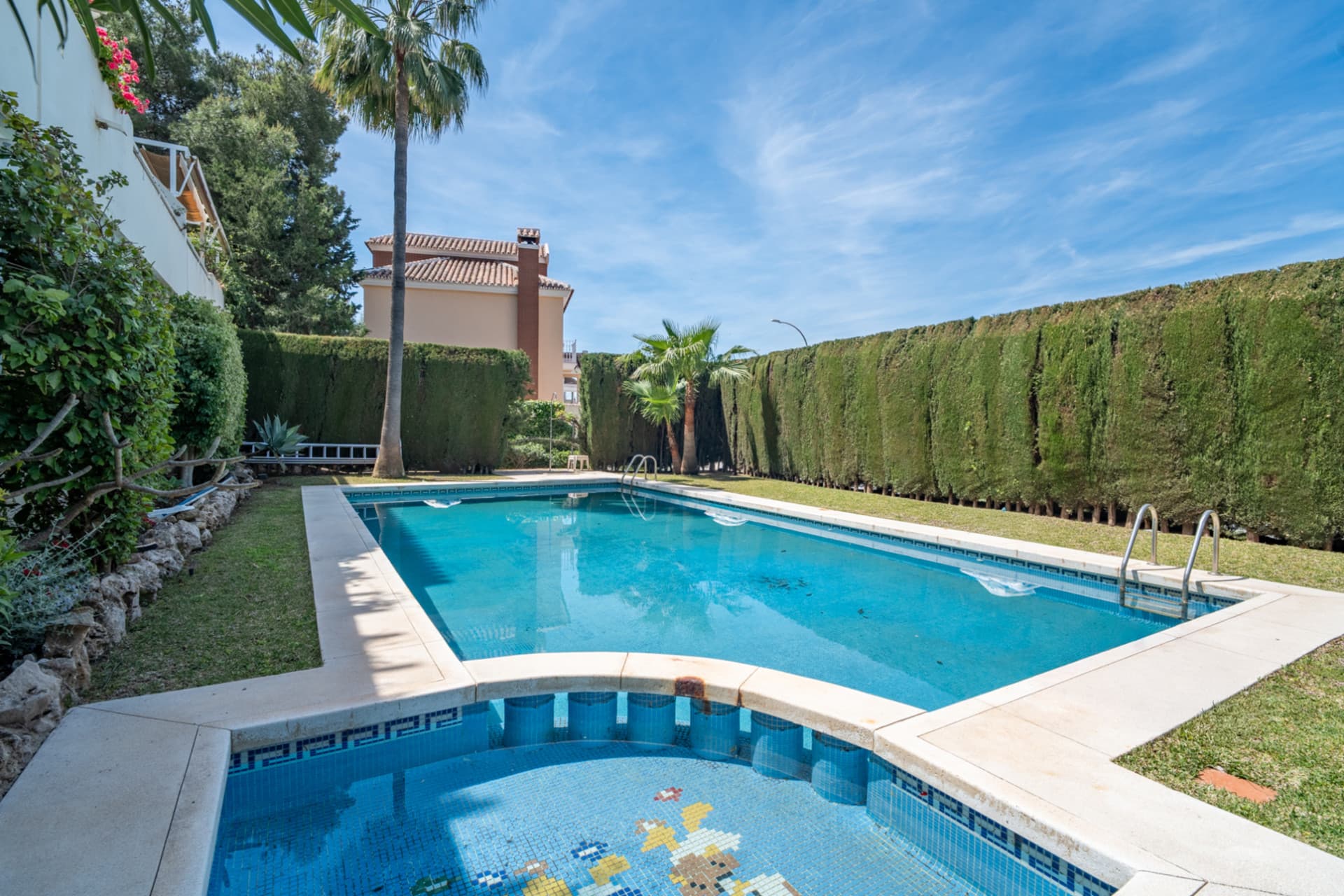 We present you this magnificent 353 m2 townhouse built, located in one of the most demanded residential areas of Parque Clavero, within a enclosed enclosure with gardens and communal pool, perfect to enjoy a tranquil environment