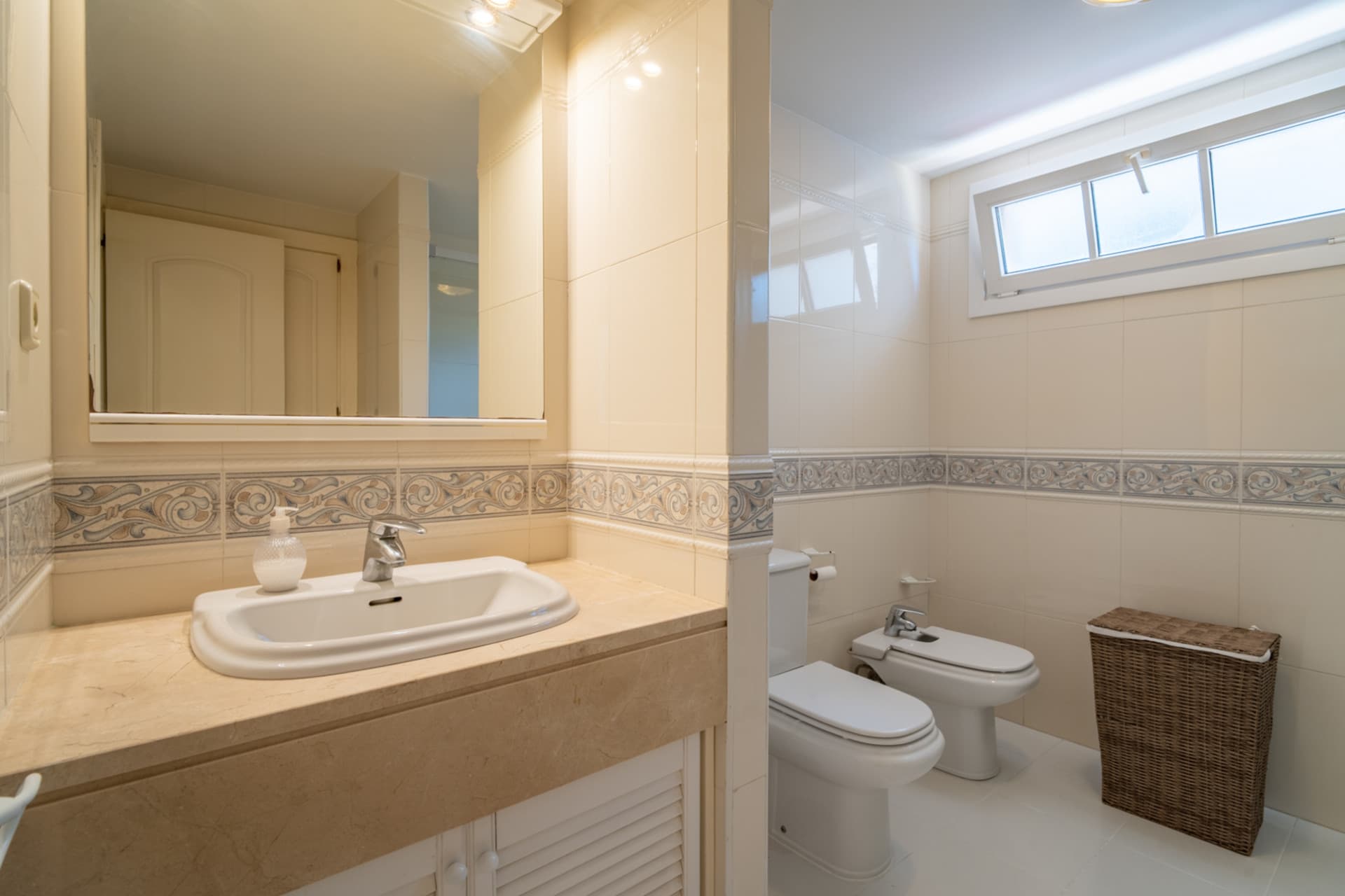 We present you this magnificent 353 m2 townhouse built, located in one of the most demanded residential areas of Parque Clavero, within a enclosed enclosure with gardens and communal pool, perfect to enjoy a tranquil environment