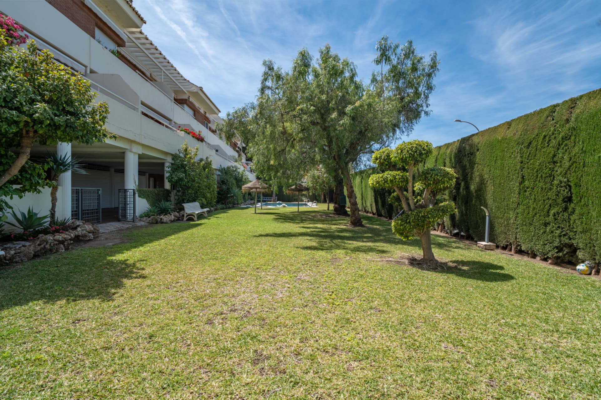 We present you this magnificent 353 m2 townhouse built, located in one of the most demanded residential areas of Parque Clavero, within a enclosed enclosure with gardens and communal pool, perfect to enjoy a tranquil environment