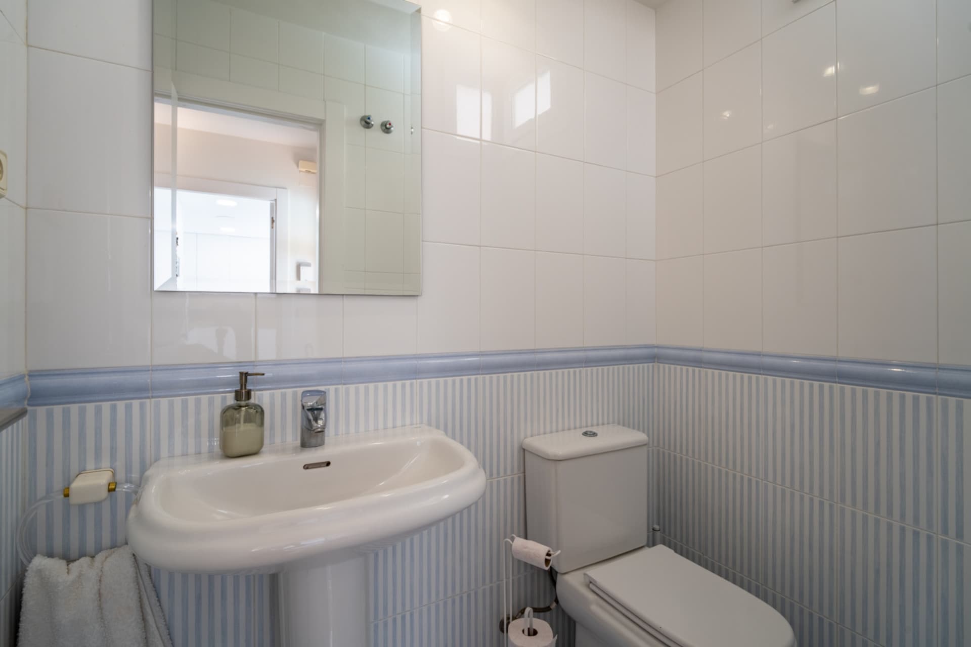 We present you this magnificent 353 m2 townhouse built, located in one of the most demanded residential areas of Parque Clavero, within a enclosed enclosure with gardens and communal pool, perfect to enjoy a tranquil environment