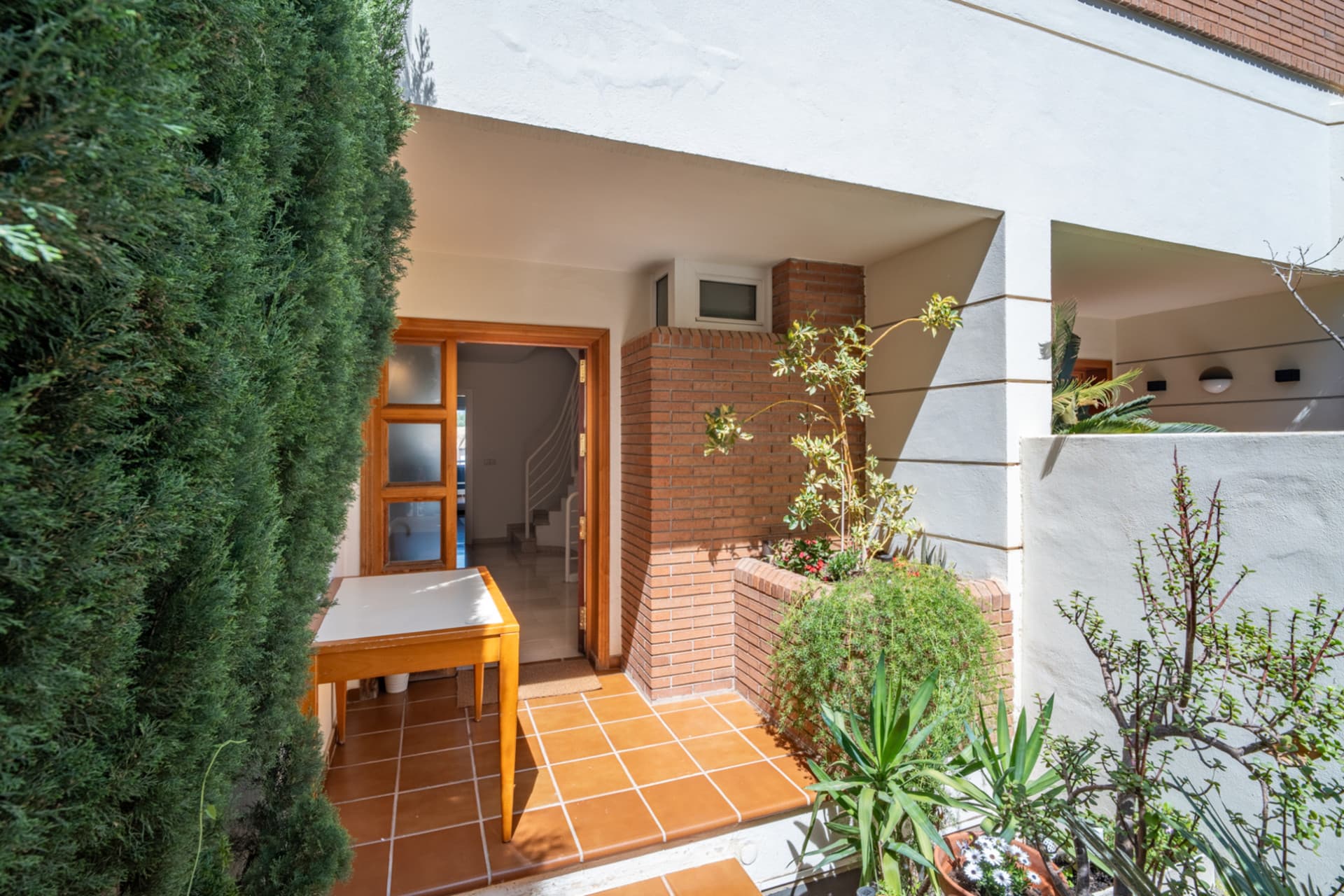 We present you this magnificent 353 m2 townhouse built, located in one of the most demanded residential areas of Parque Clavero, within a enclosed enclosure with gardens and communal pool, perfect to enjoy a tranquil environment