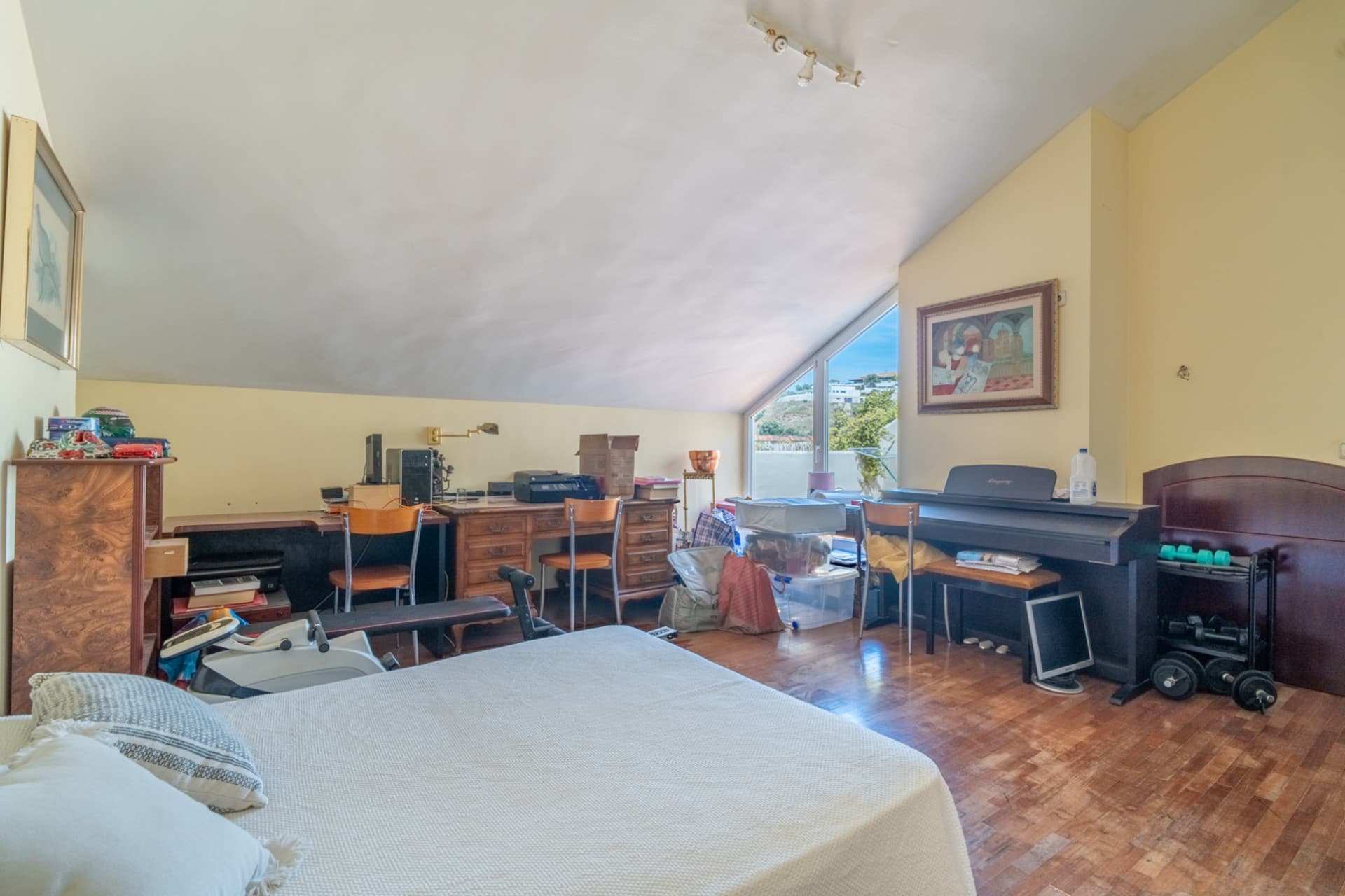 We present you this magnificent 353 m2 townhouse built, located in one of the most demanded residential areas of Parque Clavero, within a enclosed enclosure with gardens and communal pool, perfect to enjoy a tranquil environment