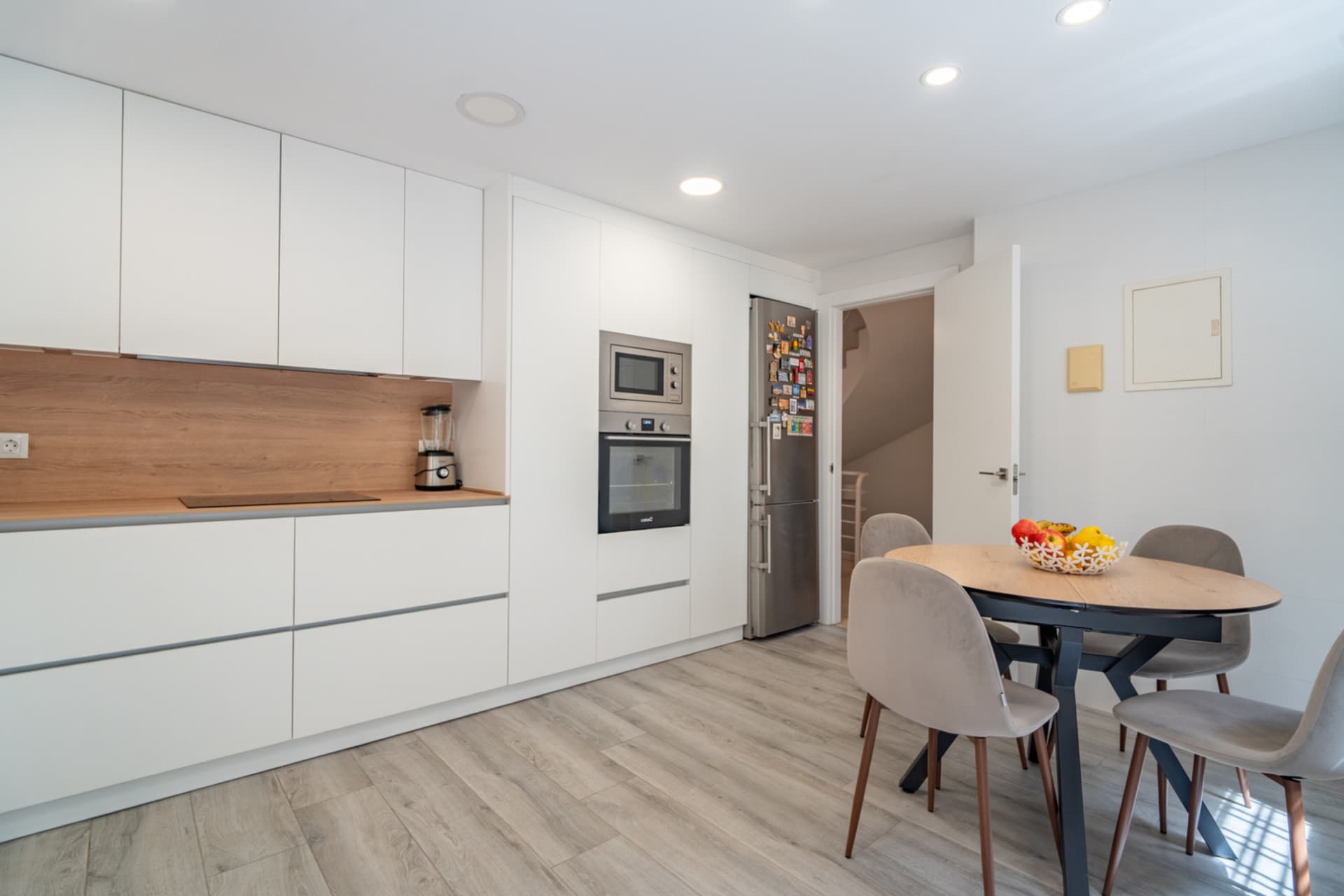 We present you this magnificent 353 m2 townhouse built, located in one of the most demanded residential areas of Parque Clavero, within a enclosed enclosure with gardens and communal pool, perfect to enjoy a tranquil environment
