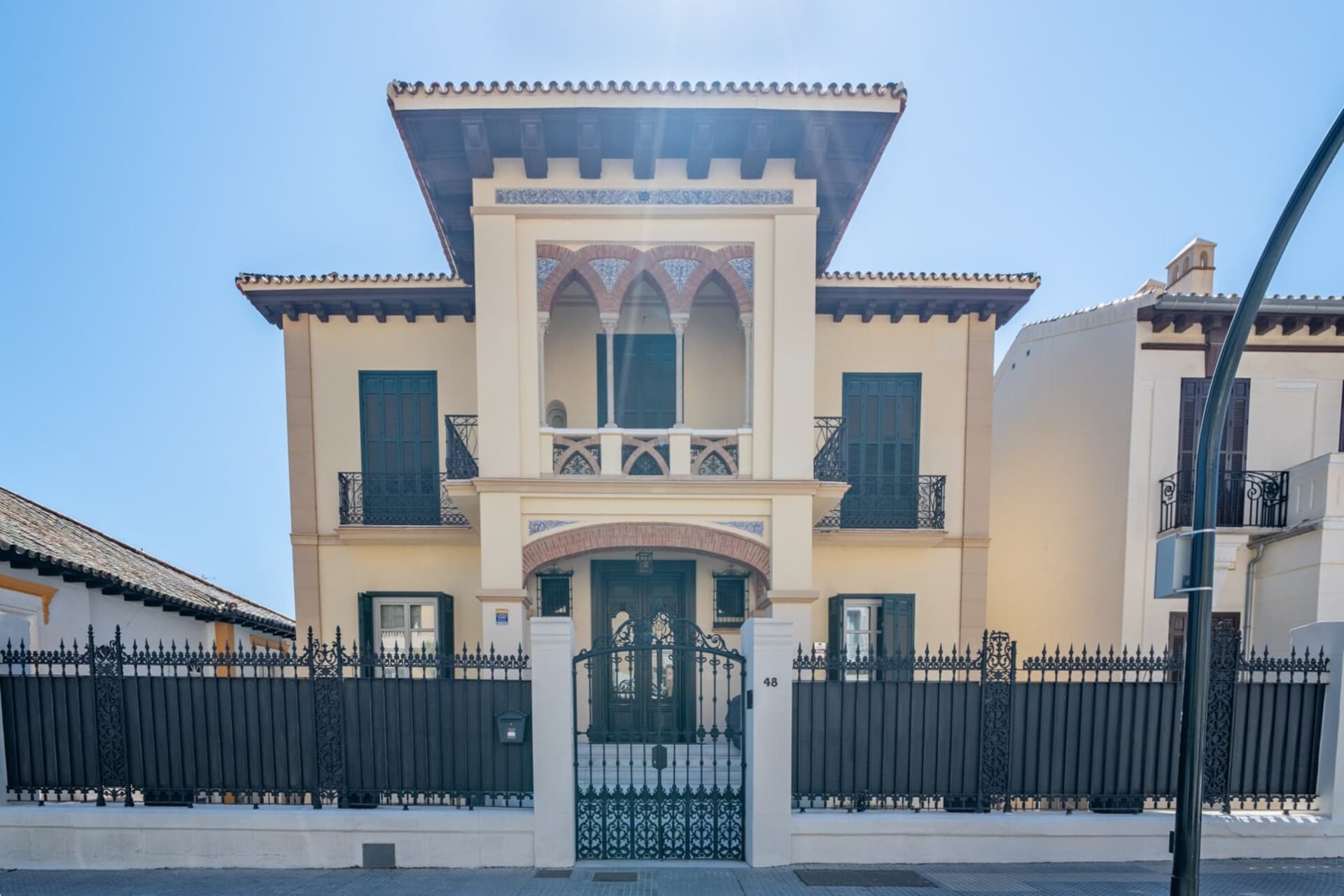 Exclusive luxury duplex in the historic palace of the Paseo de Sancha Discover a unique home in Malaga: a spectacular luxury duplex, completely renovated, located in a majestic palace of the early twentieth century designed by the renowned arqu