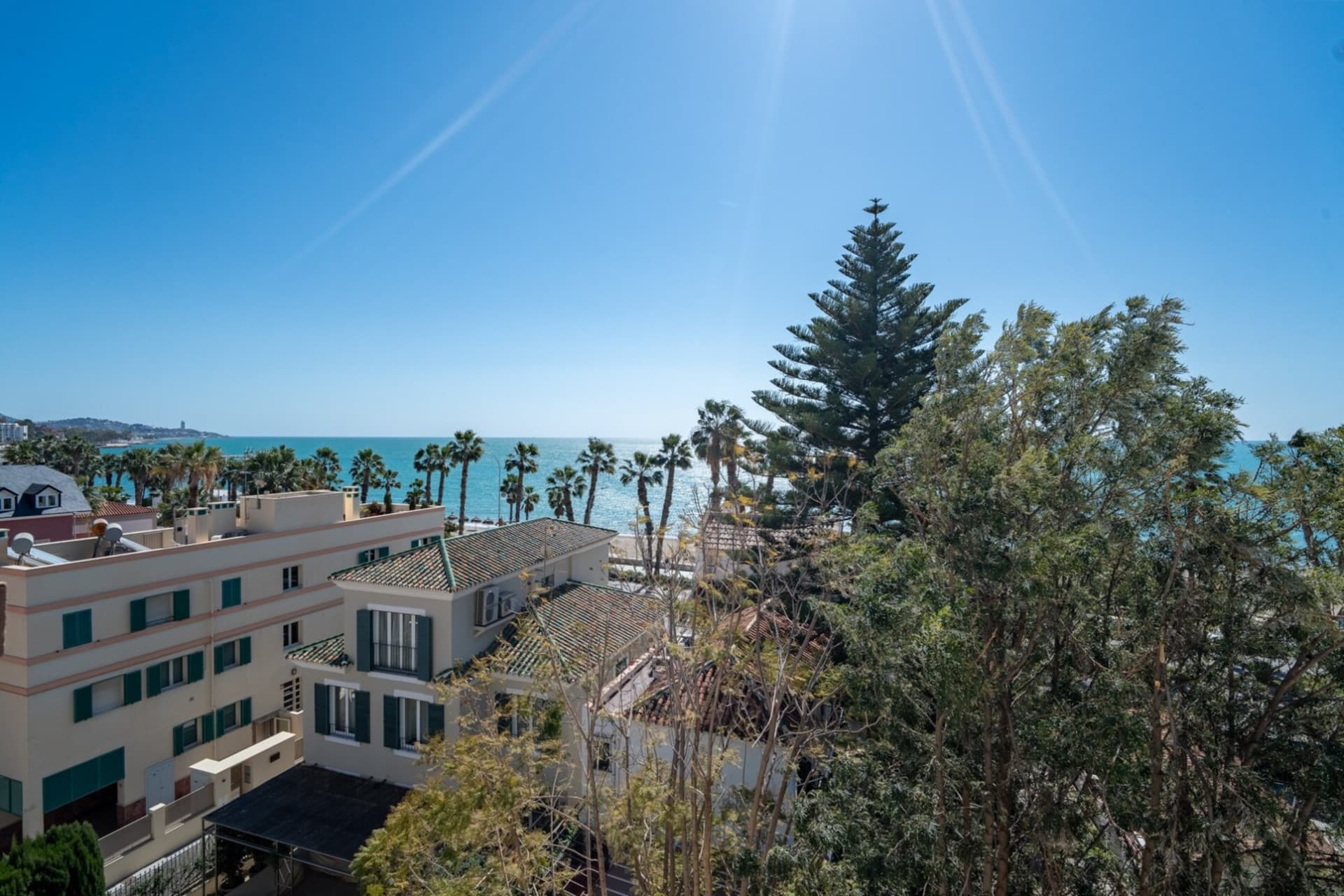 Exclusive luxury duplex in the historic palace of the Paseo de Sancha Discover a unique home in Malaga: a spectacular luxury duplex, completely renovated, located in a majestic palace of the early twentieth century designed by the renowned arqu