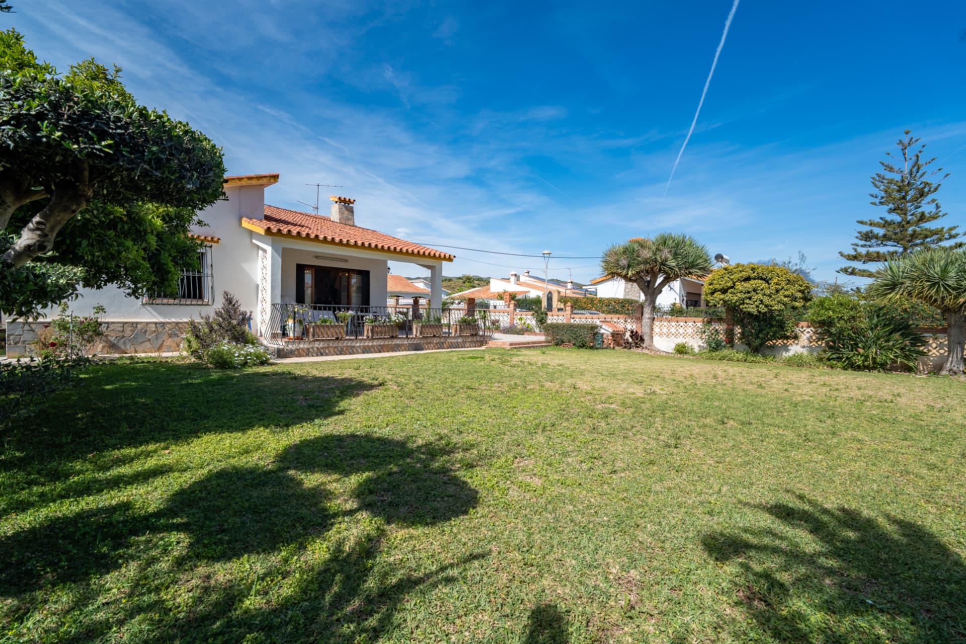 Living in front of the sea: spaciousness, light and a plot with infinite possibilities Discover this bright 4 bedroom and 3 separate bathrooms, located in a privileged position right in front of the beach. With 135 m2 built with possibility of