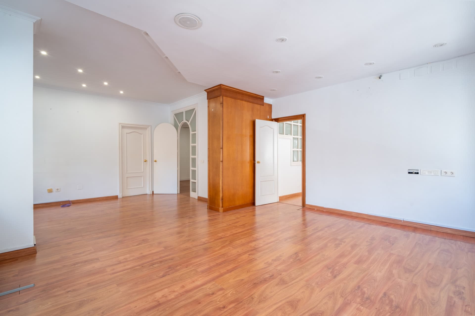 Rental office in La Malagueta, located in one of the most exclusive and demanded areas of Malaga, ideal for companies, professional offices or any activity that seeks breadth, comfort and excellent location.