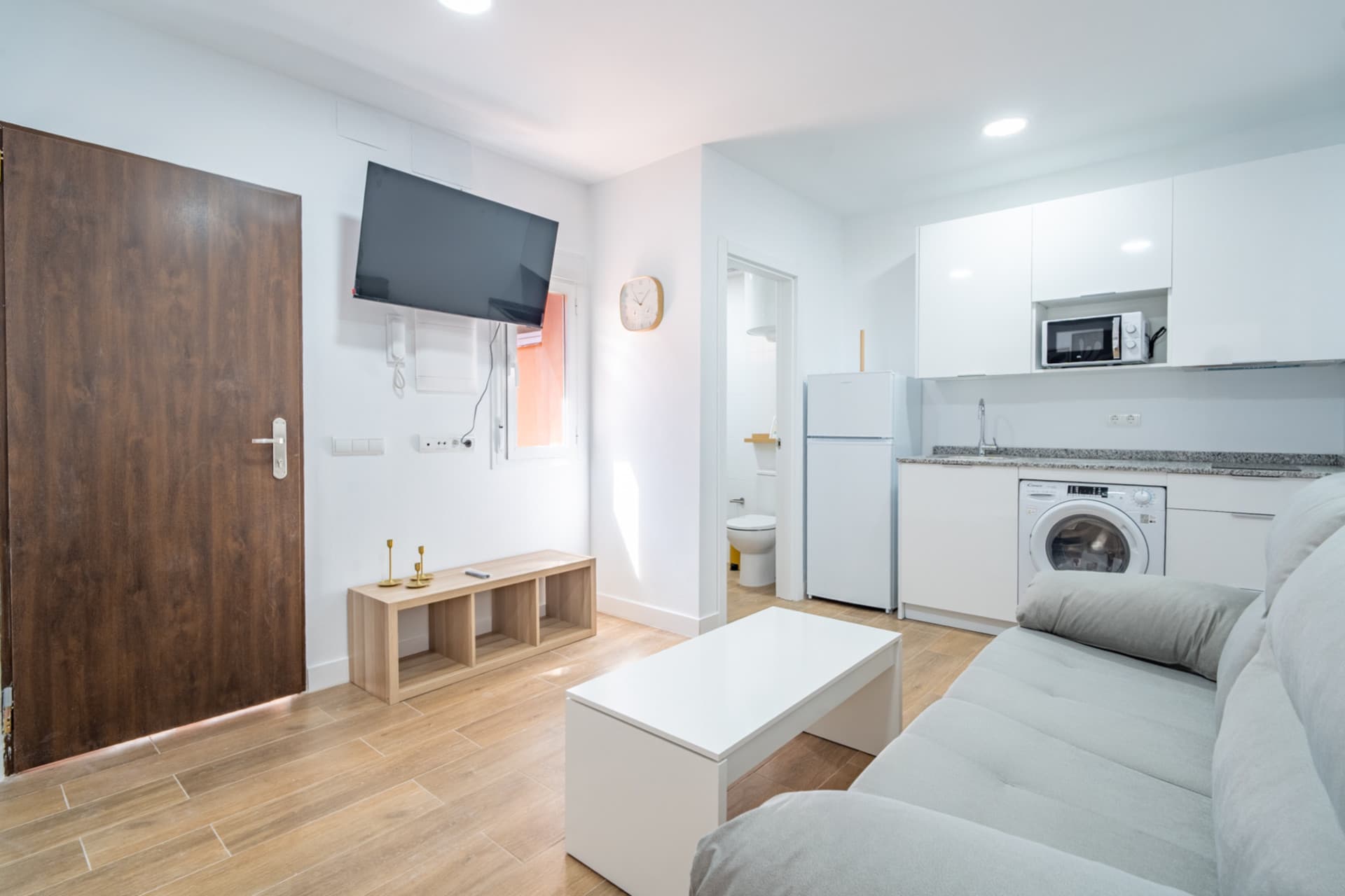We present you this cozy apartment completely brand new, located in an authentic house kills in El Palo, one of the most soulful neighborhoods in Malaga, where life is enjoyed just a few steps from the sea.