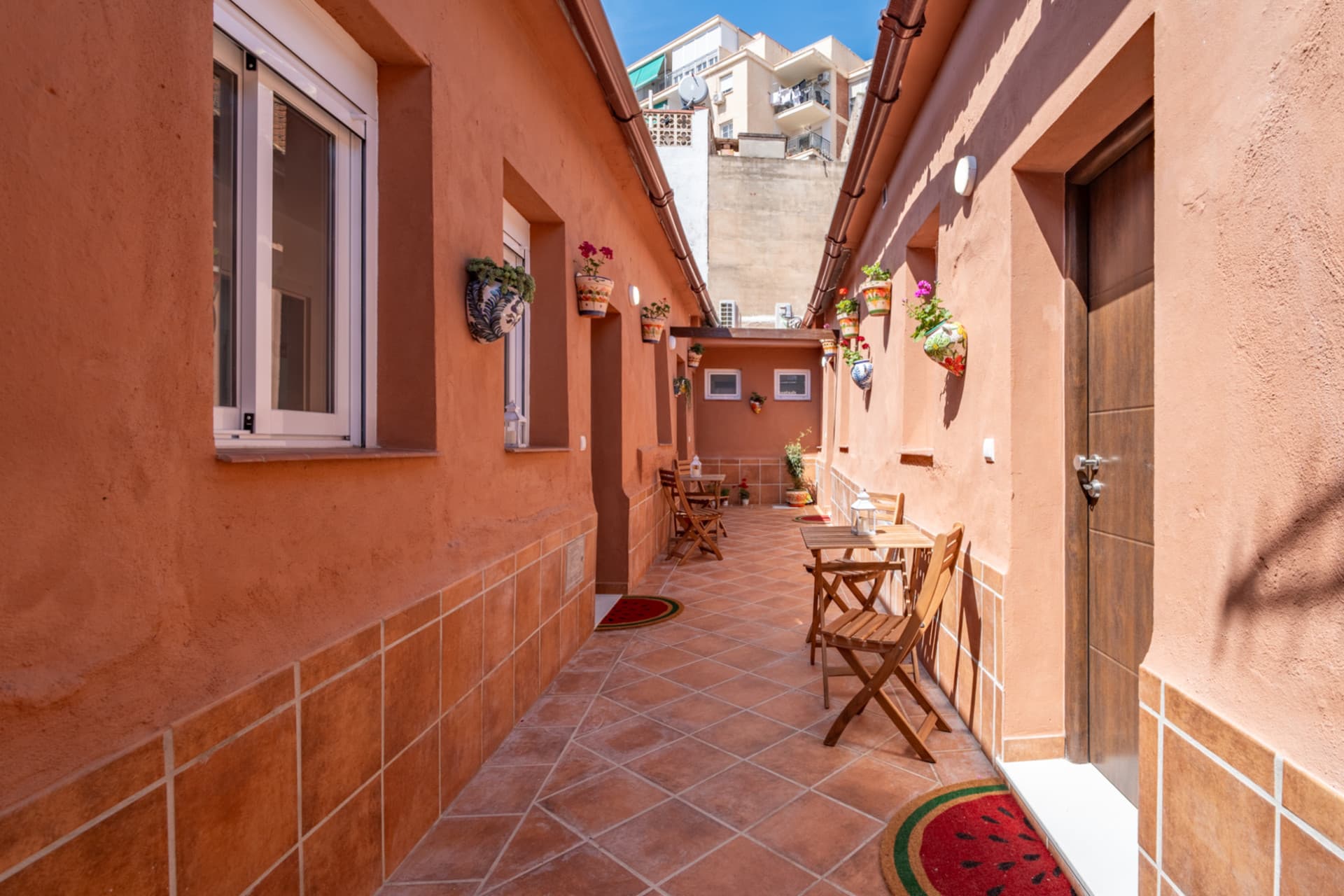 We present you this cozy apartment completely brand new, located in an authentic house kills in El Palo, one of the most soulful neighborhoods in Malaga, where life is enjoyed just a few steps from the sea.