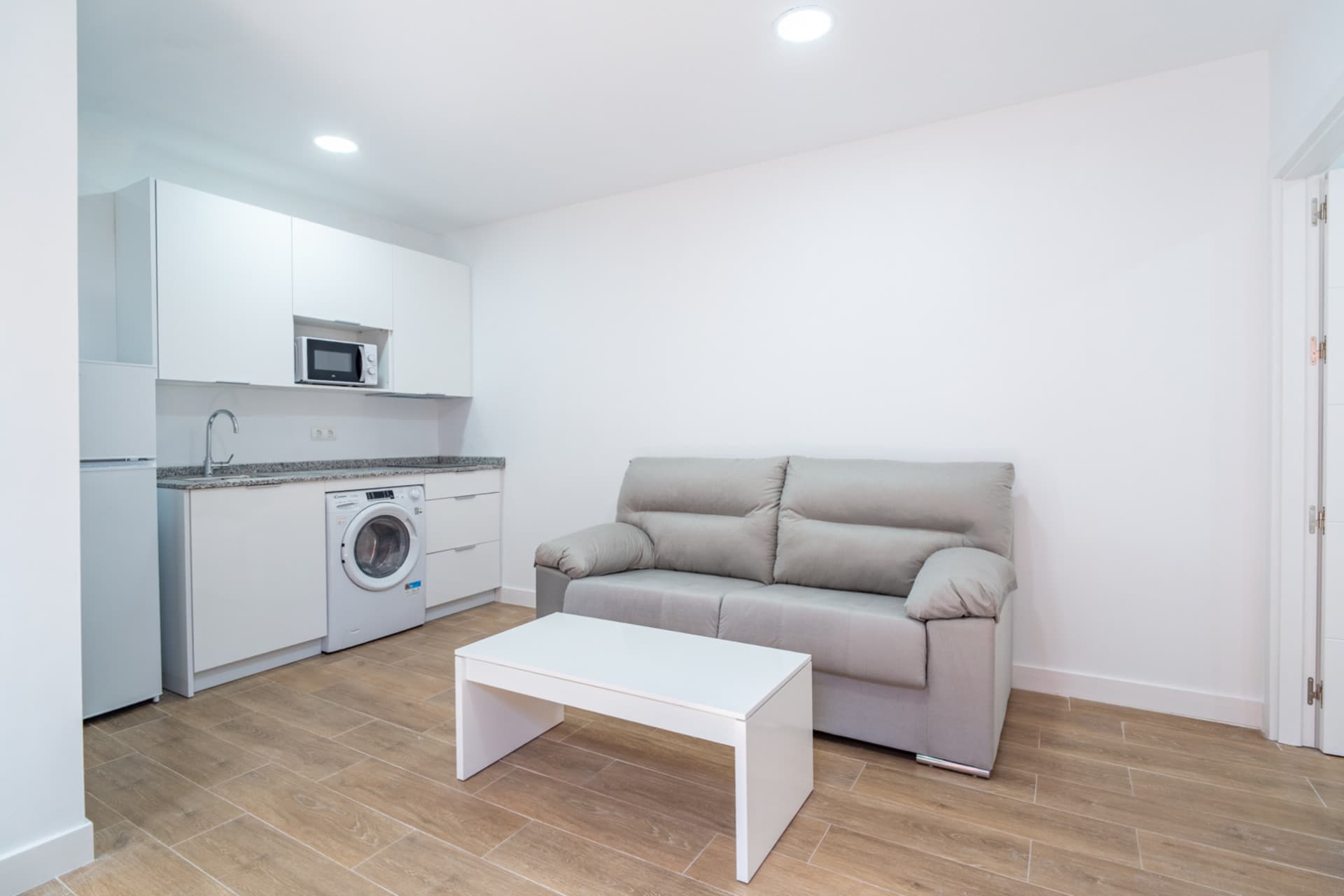 We present you this cozy apartment completely brand new, located in an authentic house kills in El Palo, one of the most soulful neighborhoods in Malaga, where life is enjoyed just a few steps from the sea.