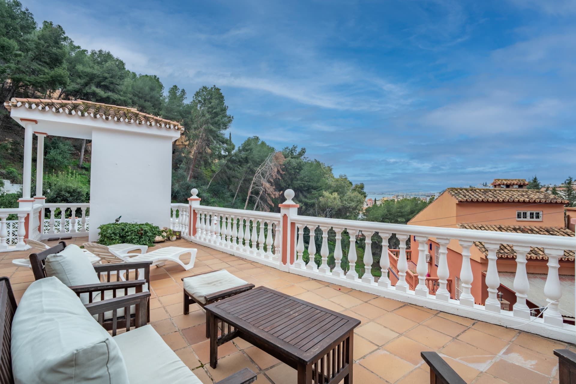 Villa with Panoramic Views in El Candado This property is located at the end of a quiet street without exit at the top of El Candado. Its location guarantees total privacy and offers one of the most clear views of the area, aba