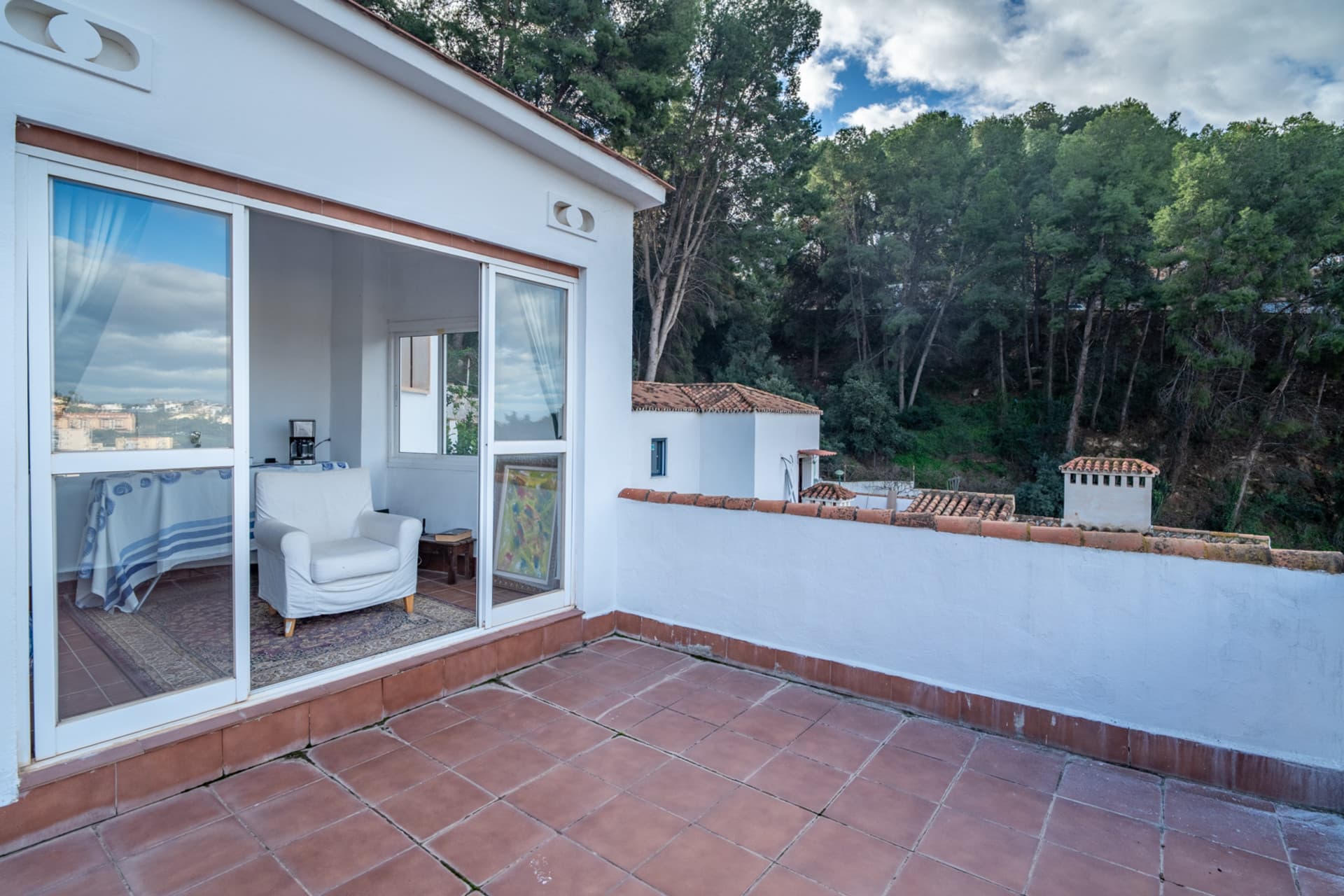 Villa with Panoramic Views in El Candado This property is located at the end of a quiet street without exit at the top of El Candado. Its location guarantees total privacy and offers one of the most clear views of the area, aba