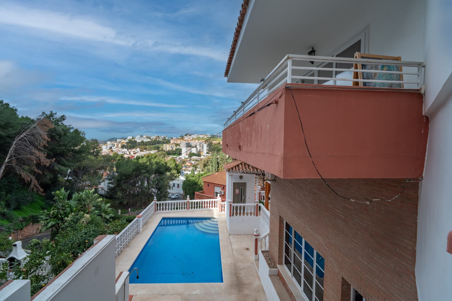 Villa with Panoramic Views in El Candado This property is located at the end of a quiet street without exit at the top of El Candado. Its location guarantees total privacy and offers one of the most clear views of the area, aba
