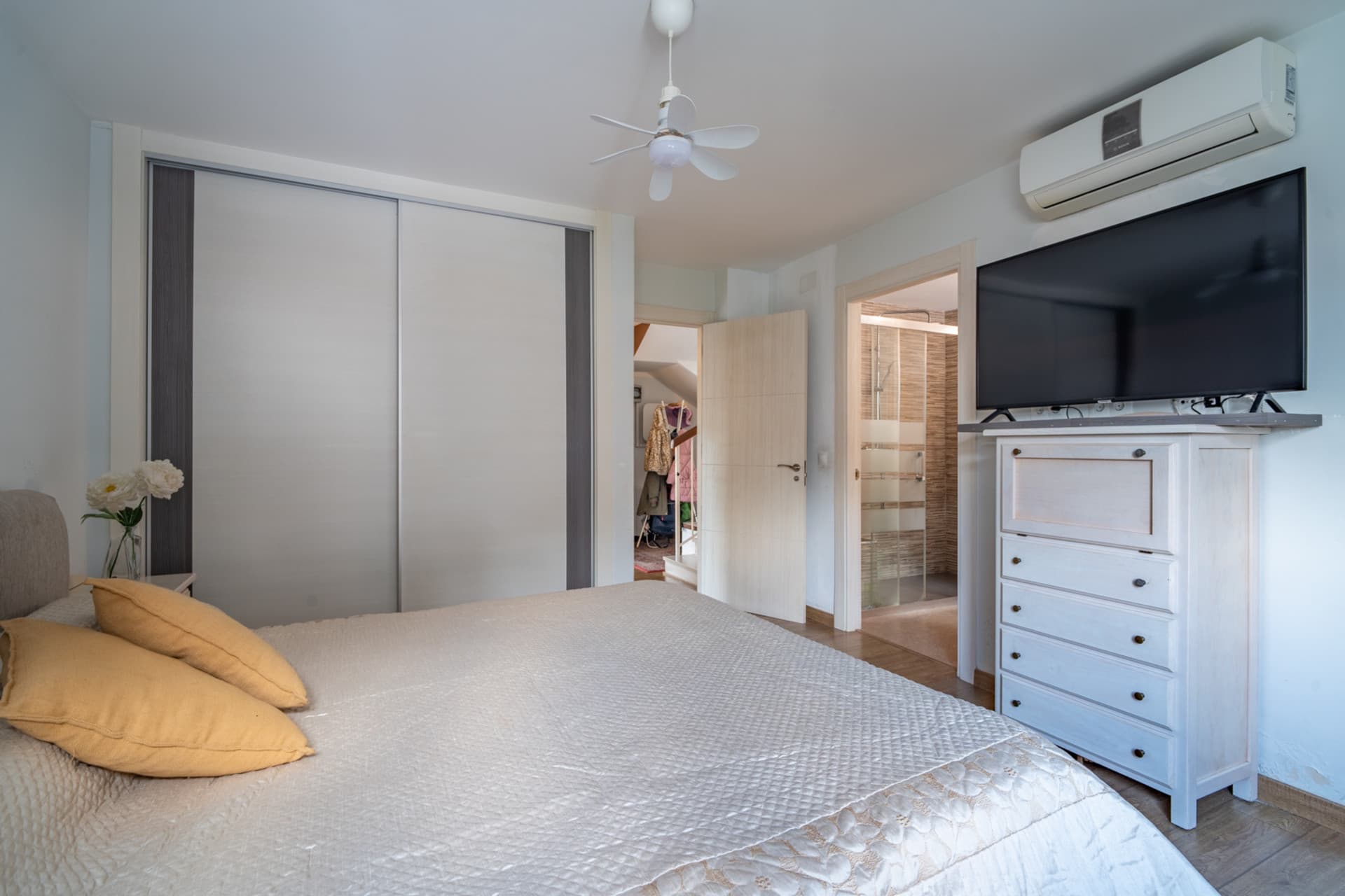 Villa with Panoramic Views in El Candado This property is located at the end of a quiet street without exit at the top of El Candado. Its location guarantees total privacy and offers one of the most clear views of the area, aba