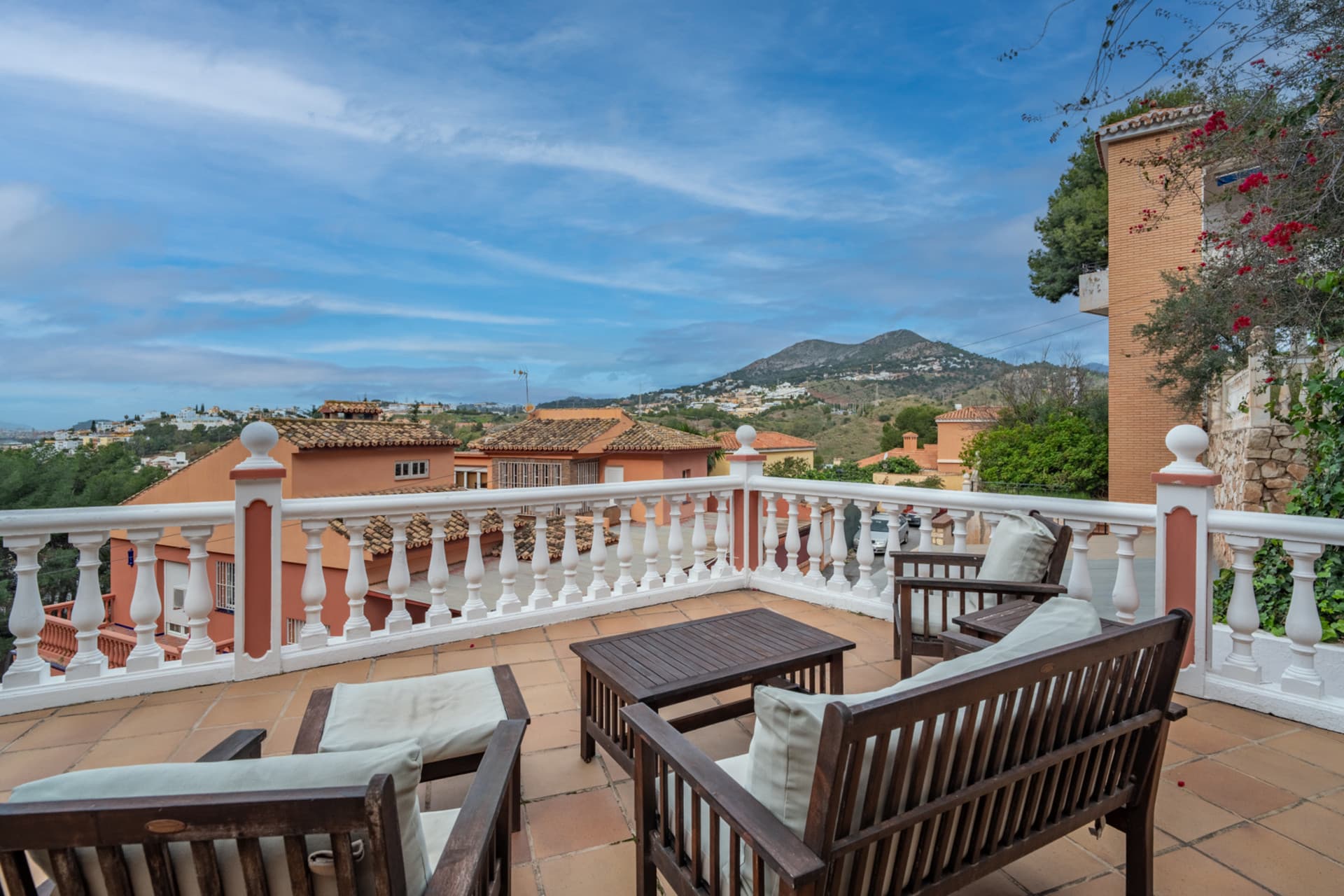 Villa with Panoramic Views in El Candado This property is located at the end of a quiet street without exit at the top of El Candado. Its location guarantees total privacy and offers one of the most clear views of the area, aba
