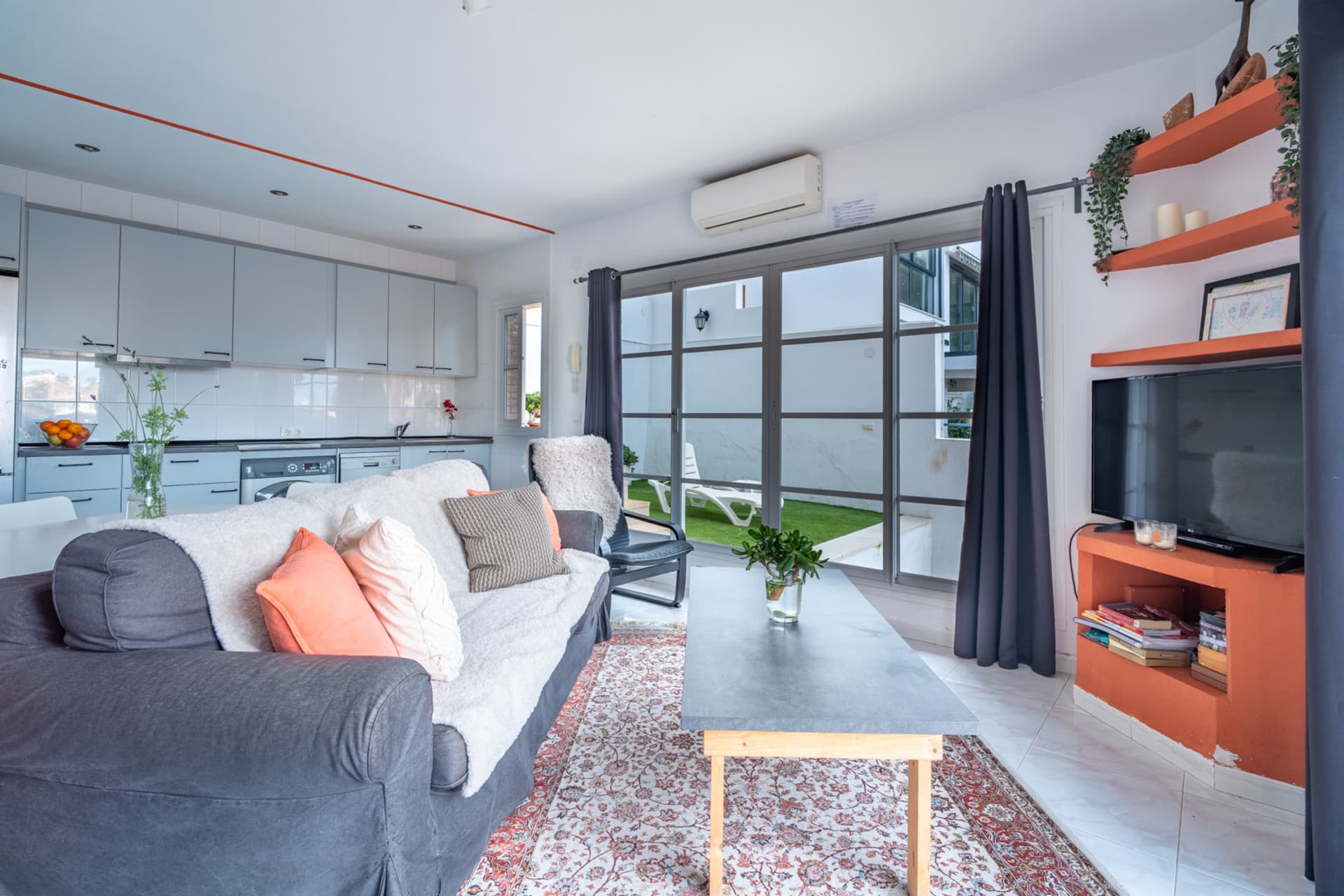 Villa with Panoramic Views in El Candado This property is located at the end of a quiet street without exit at the top of El Candado. Its location guarantees total privacy and offers one of the most clear views of the area, aba