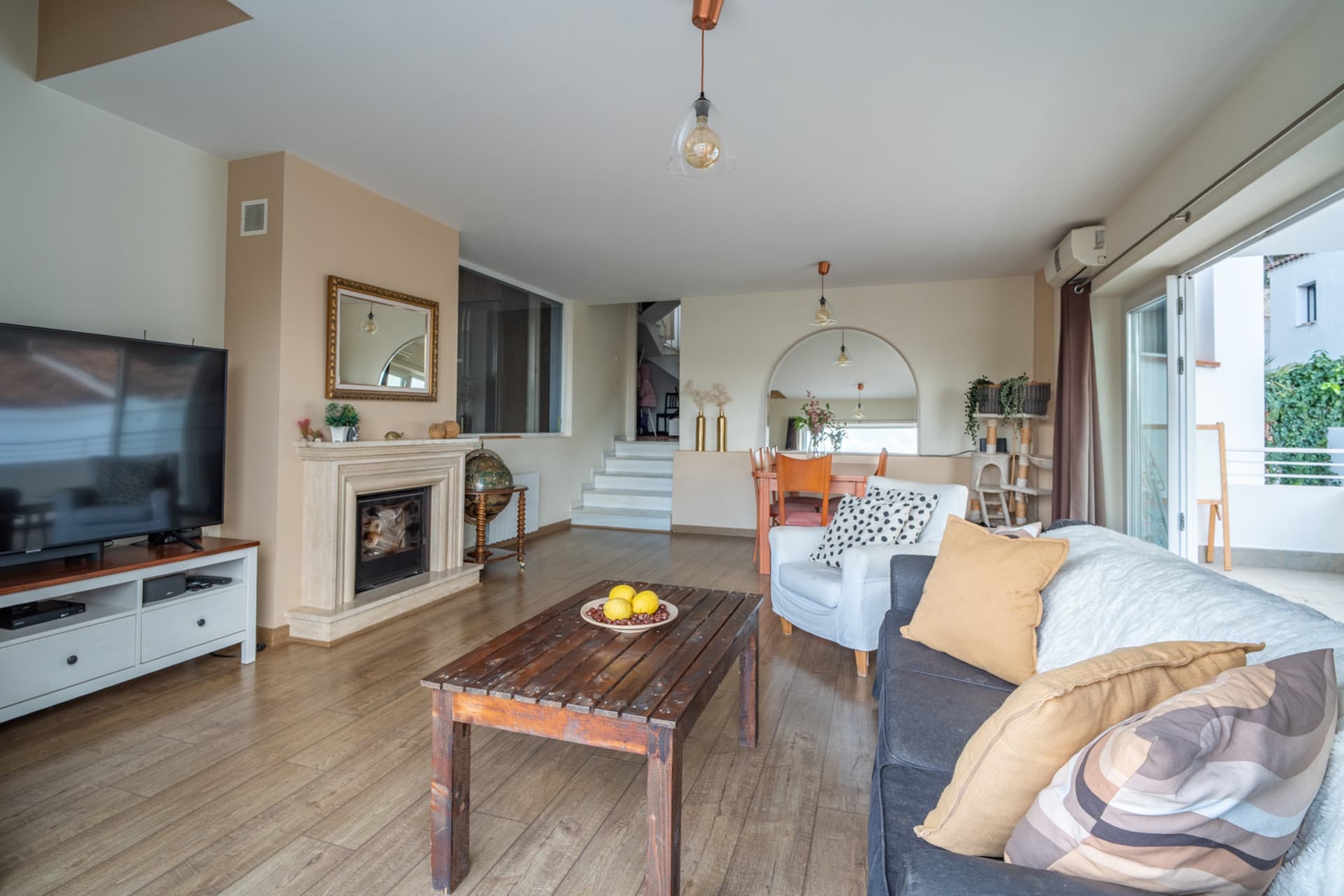 Villa with Panoramic Views in El Candado This property is located at the end of a quiet street without exit at the top of El Candado. Its location guarantees total privacy and offers one of the most clear views of the area, aba