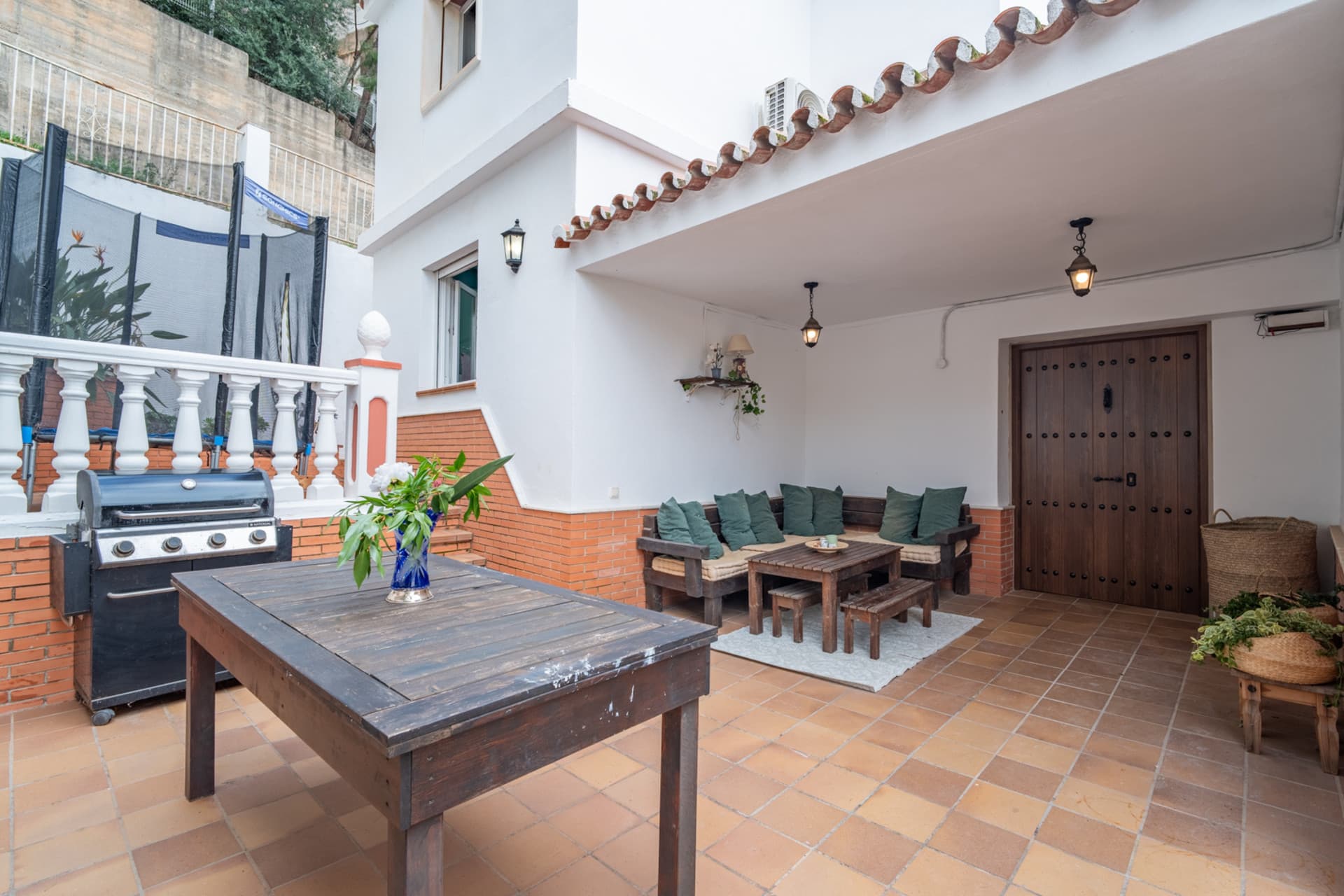 Villa with Panoramic Views in El Candado This property is located at the end of a quiet street without exit at the top of El Candado. Its location guarantees total privacy and offers one of the most clear views of the area, aba