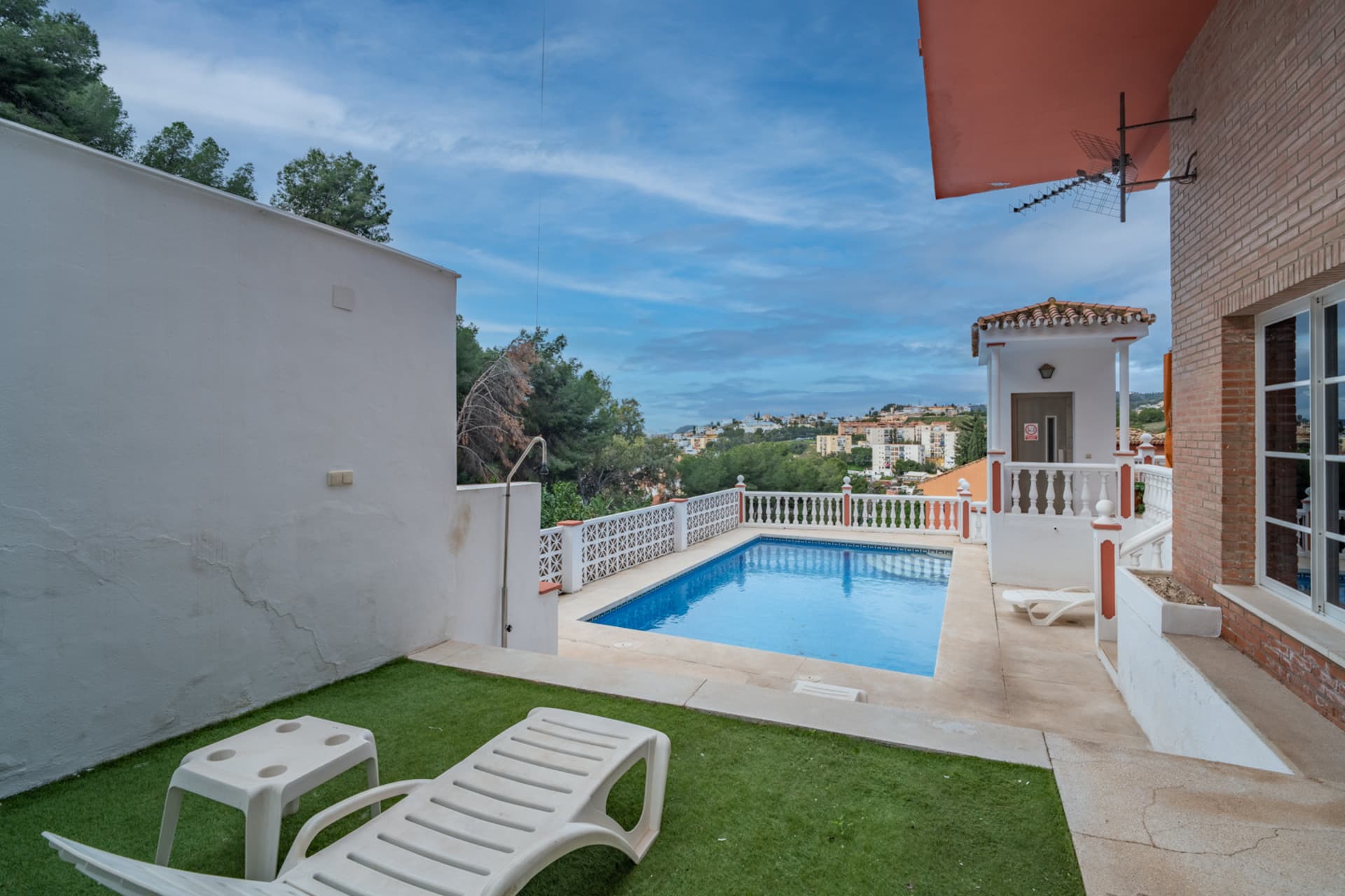 Villa with Panoramic Views in El Candado This property is located at the end of a quiet street without exit at the top of El Candado. Its location guarantees total privacy and offers one of the most clear views of the area, aba