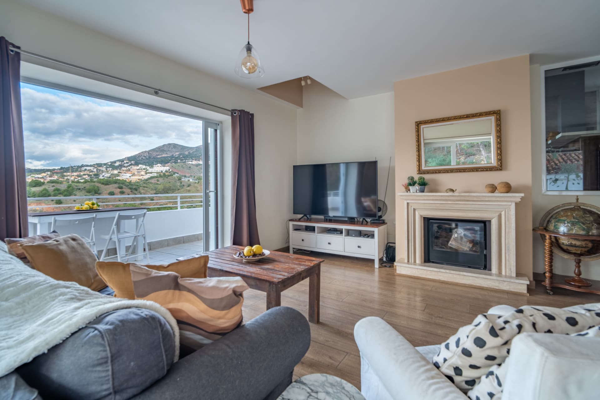 Villa with Panoramic Views in El Candado This property is located at the end of a quiet street without exit at the top of El Candado. Its location guarantees total privacy and offers one of the most clear views of the area, aba