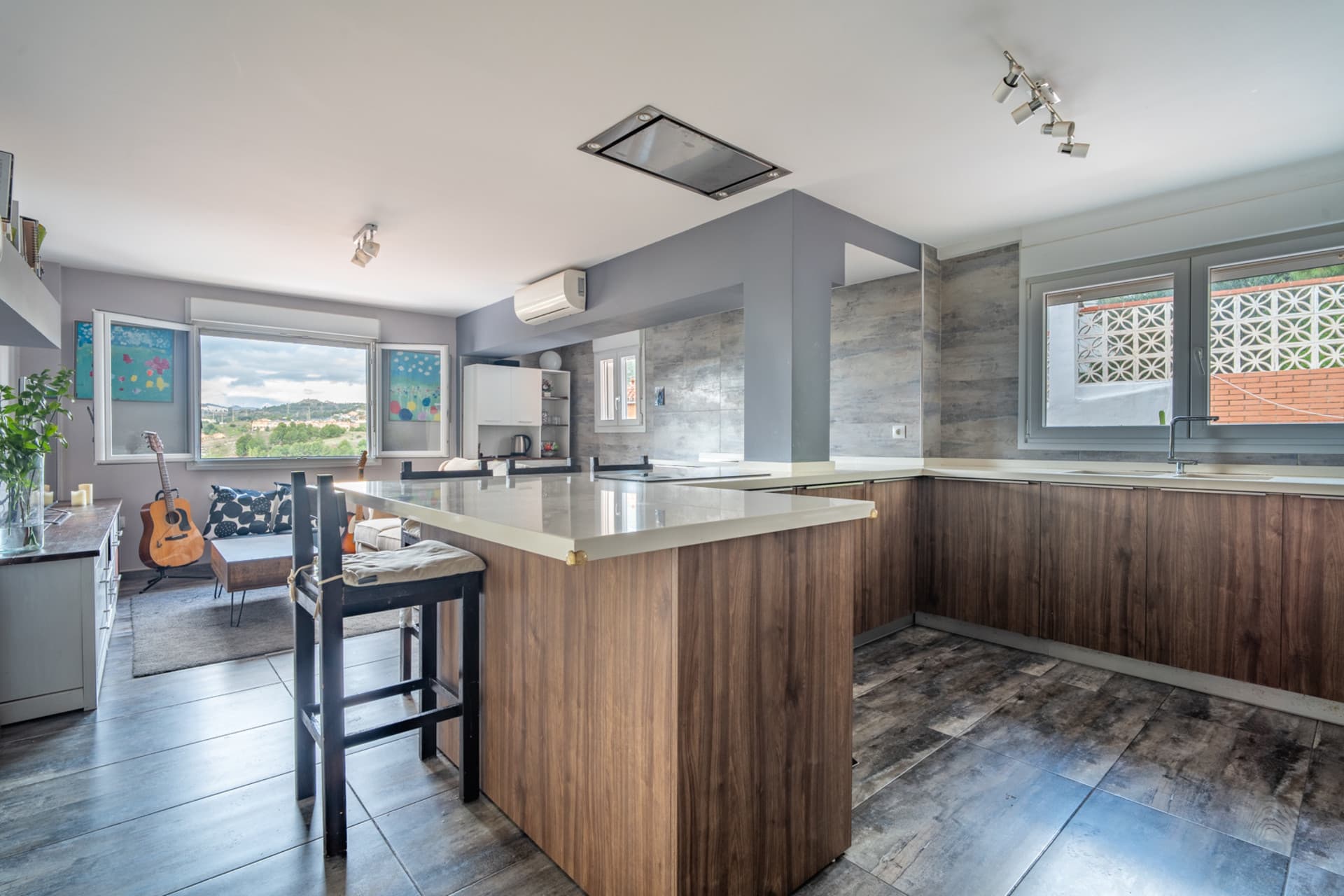 Villa with Panoramic Views in El Candado This property is located at the end of a quiet street without exit at the top of El Candado. Its location guarantees total privacy and offers one of the most clear views of the area, aba