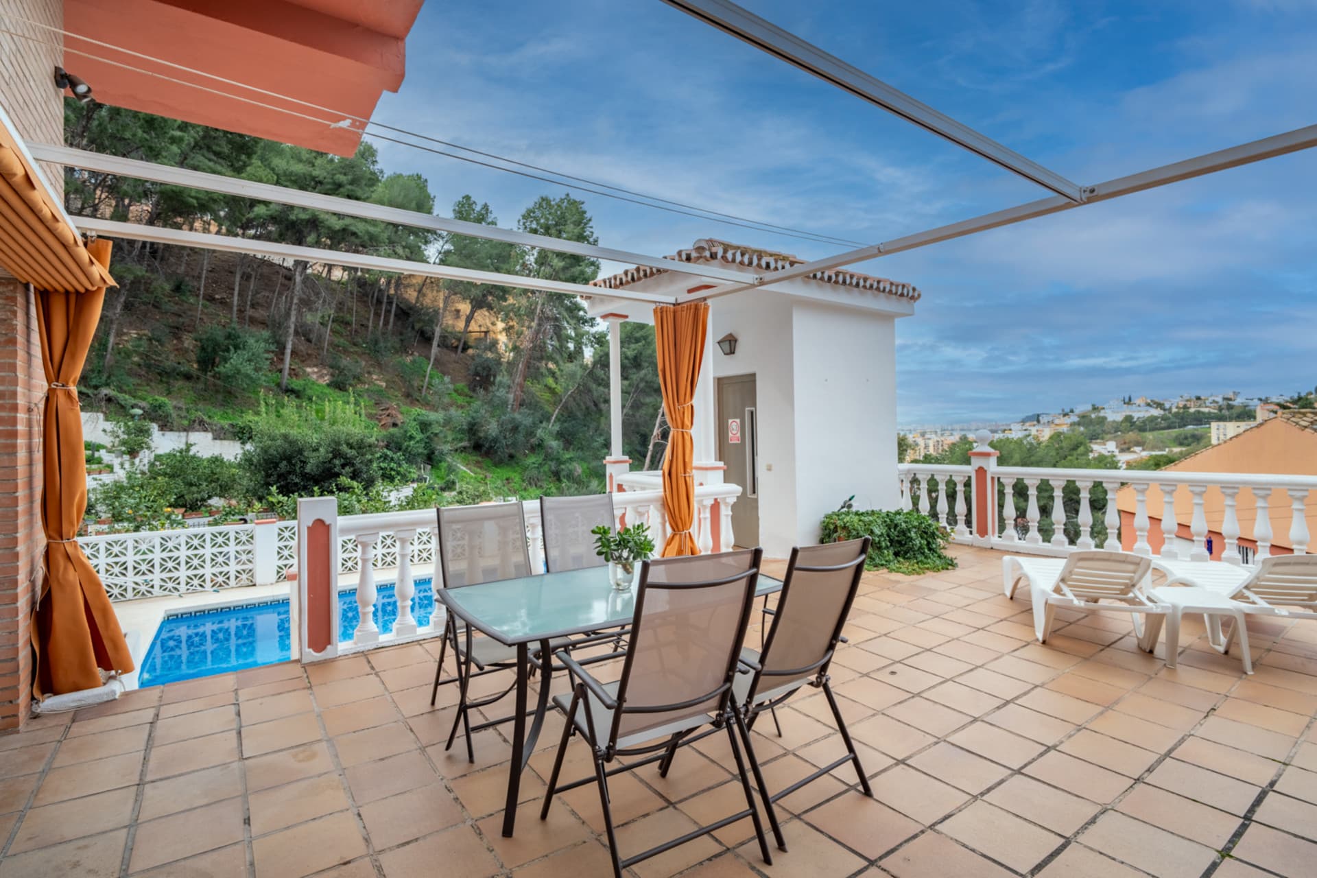 Villa with Panoramic Views in El Candado This property is located at the end of a quiet street without exit at the top of El Candado. Its location guarantees total privacy and offers one of the most clear views of the area, aba