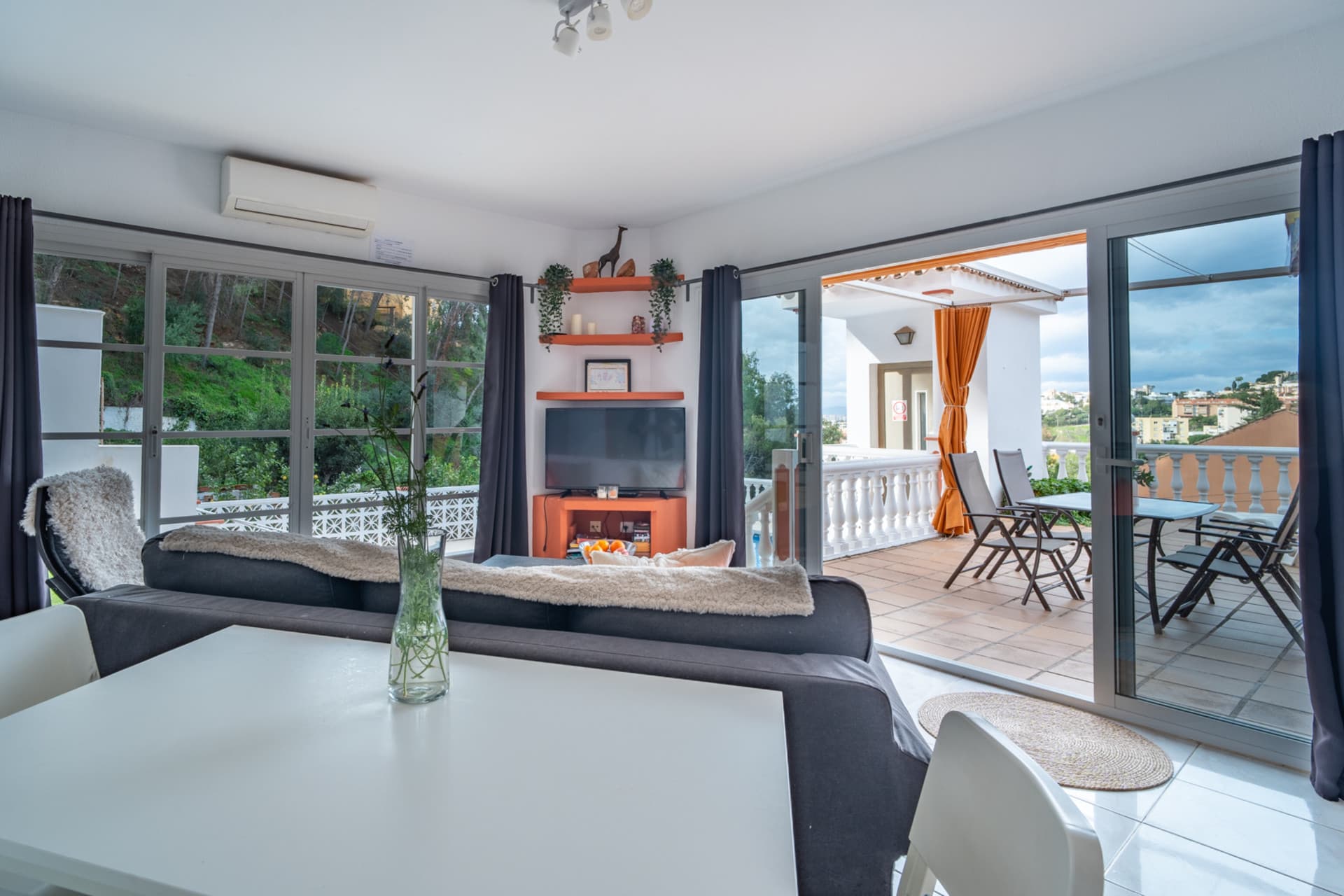 Villa with Panoramic Views in El Candado This property is located at the end of a quiet street without exit at the top of El Candado. Its location guarantees total privacy and offers one of the most clear views of the area, aba