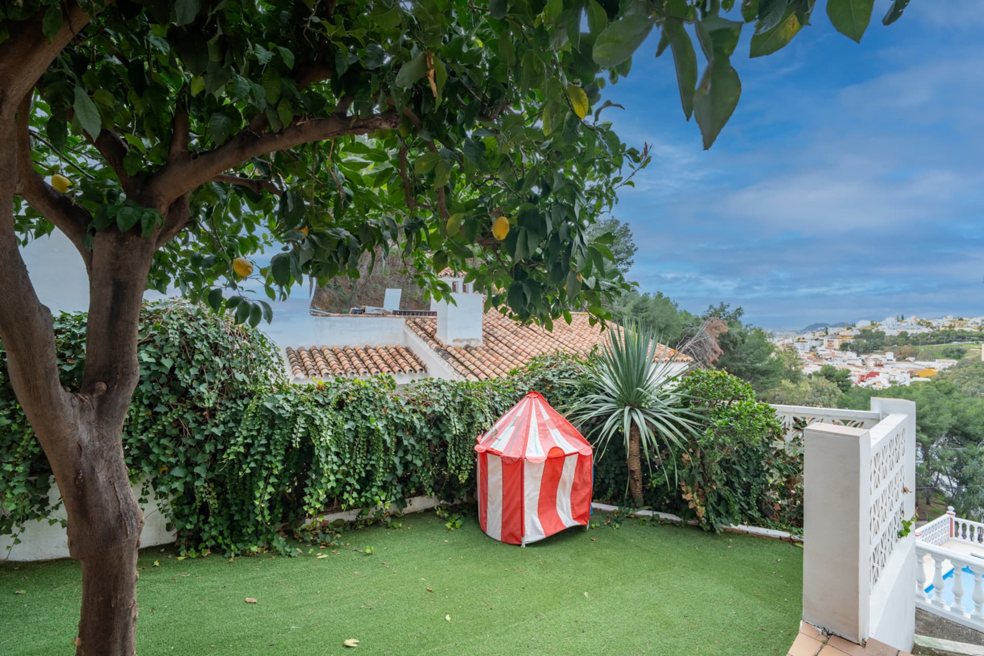 Villa with Panoramic Views in El Candado This property is located at the end of a quiet street without exit at the top of El Candado. Its location guarantees total privacy and offers one of the most clear views of the area, aba